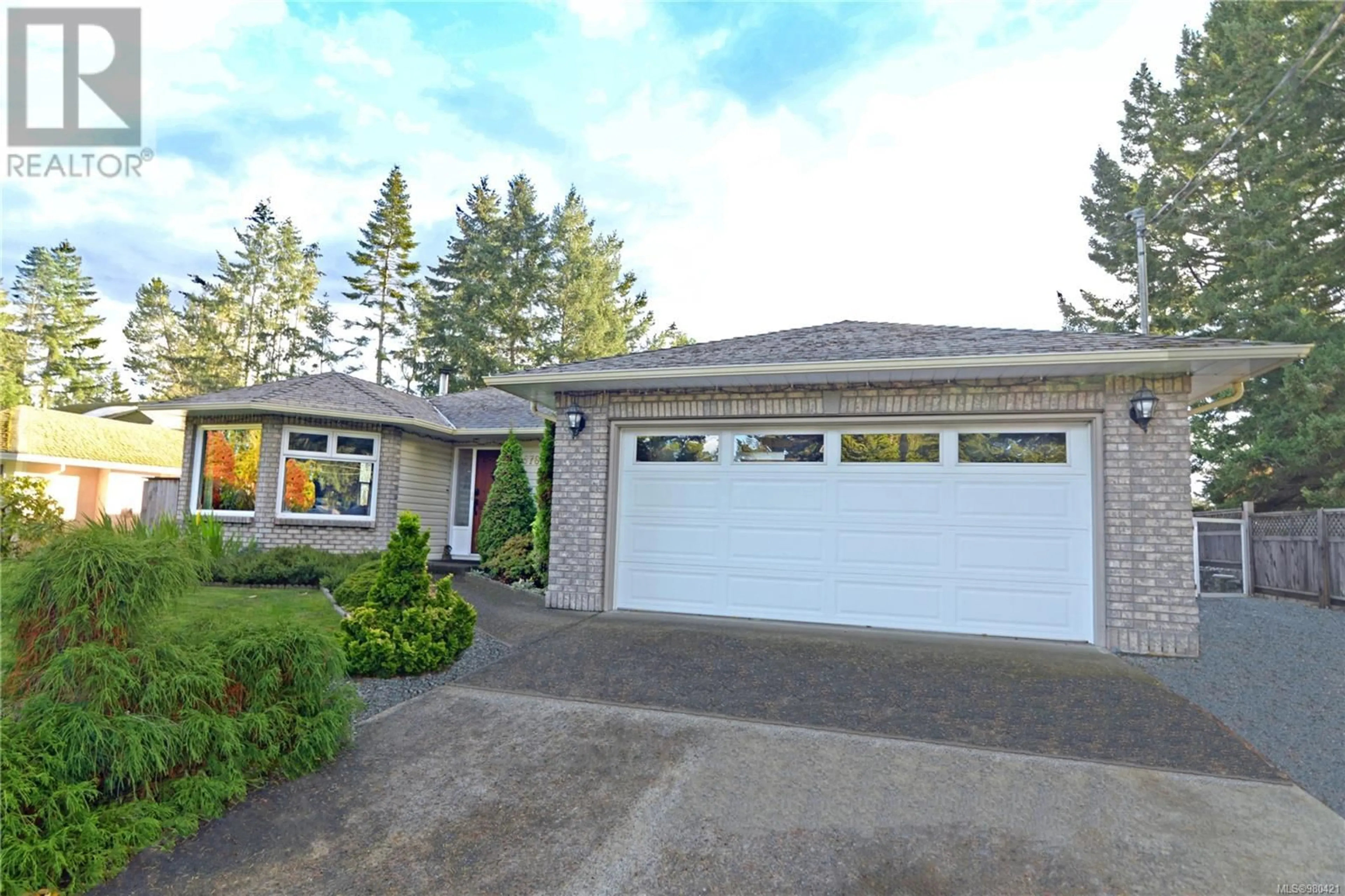 Frontside or backside of a home, the street view for 576 Dogwood Rd, Qualicum Beach British Columbia V9K1B1