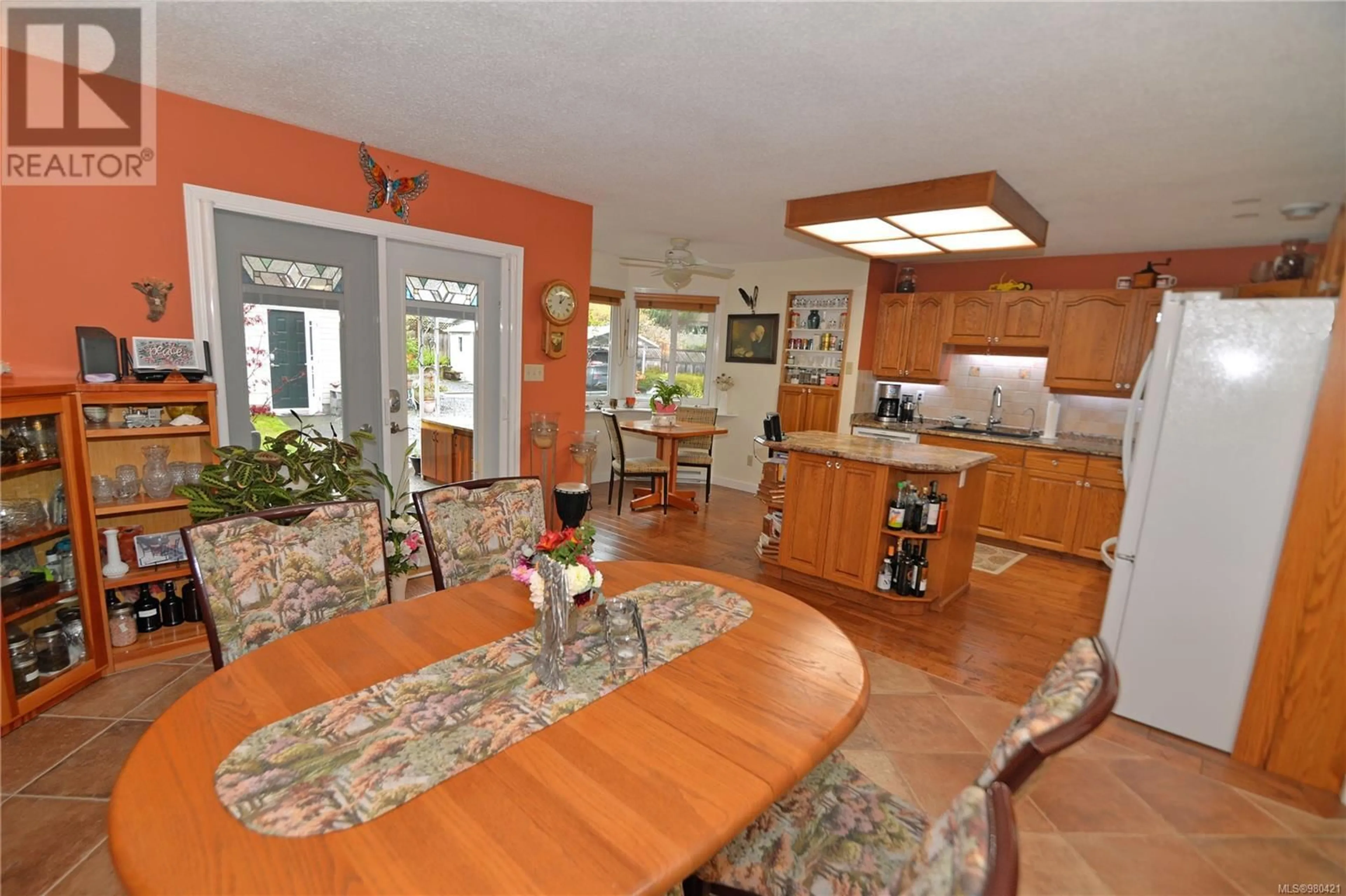 Kitchen, wood floors, cottage for 576 Dogwood Rd, Qualicum Beach British Columbia V9K1B1