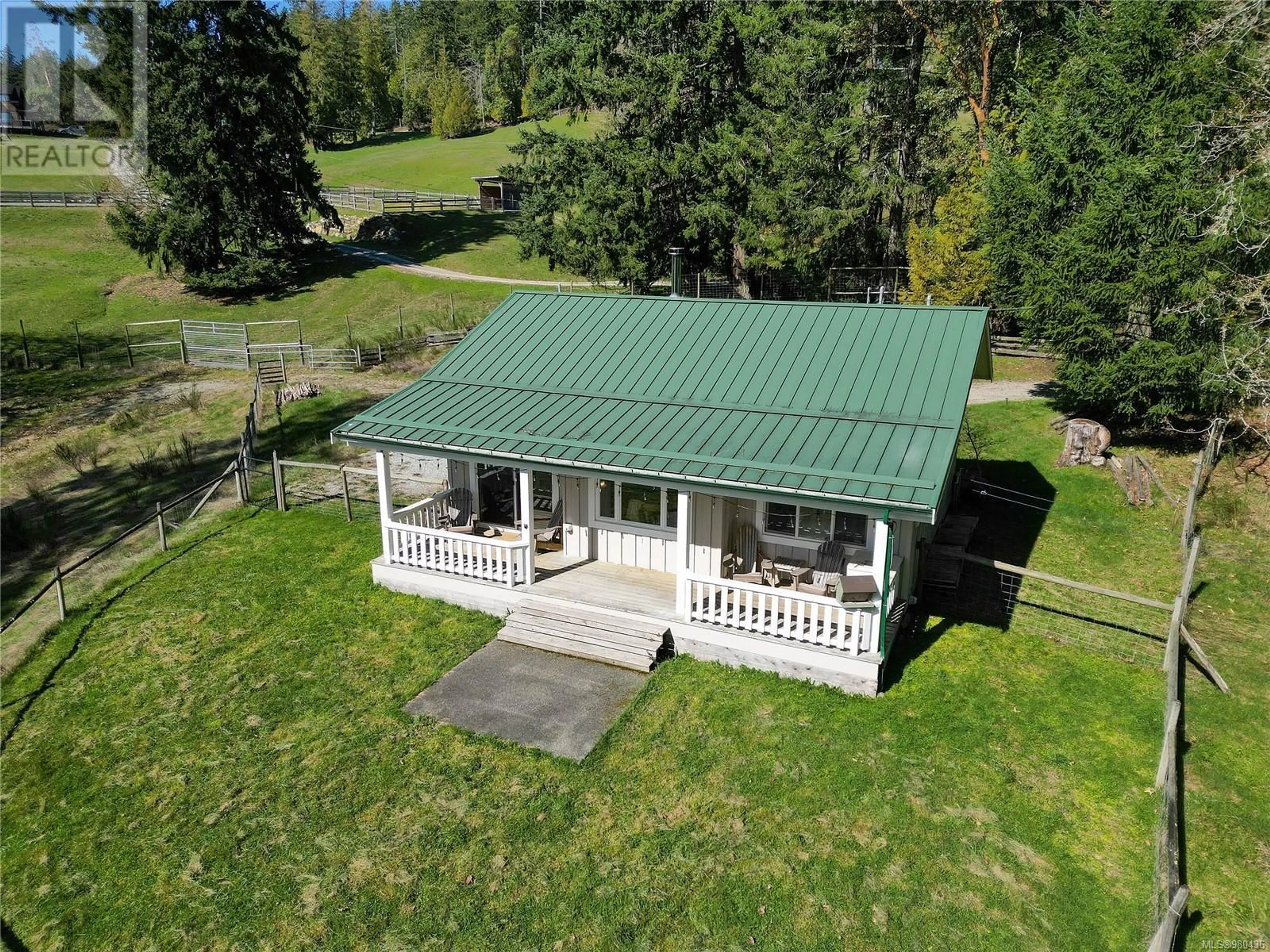 Home with vinyl exterior material for 559 Blackburn Rd, Salt Spring British Columbia V8K2H2