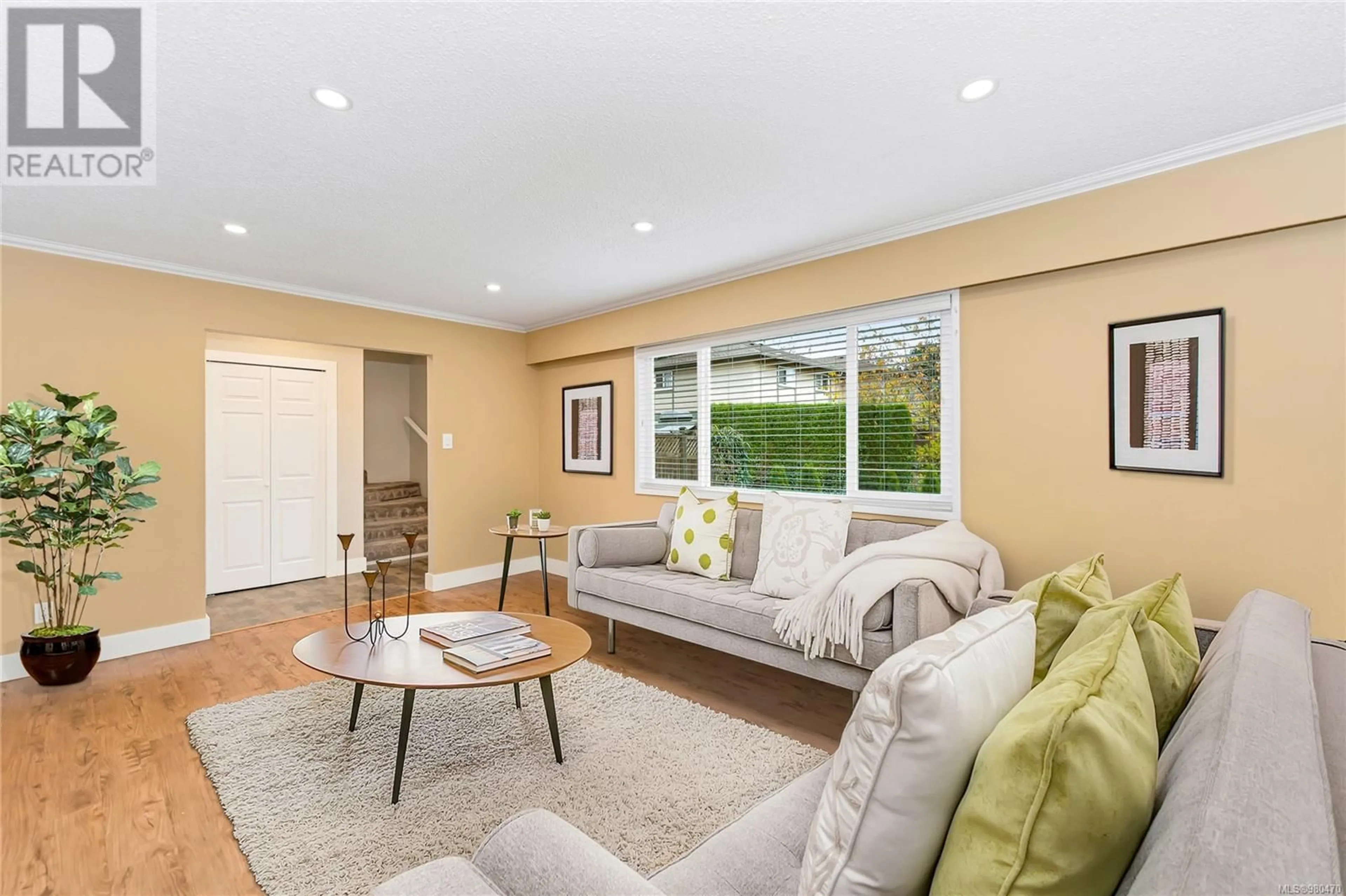 Living room, wood floors for 4 1945 Lisnoe Ave, Central Saanich British Columbia V8M1T2