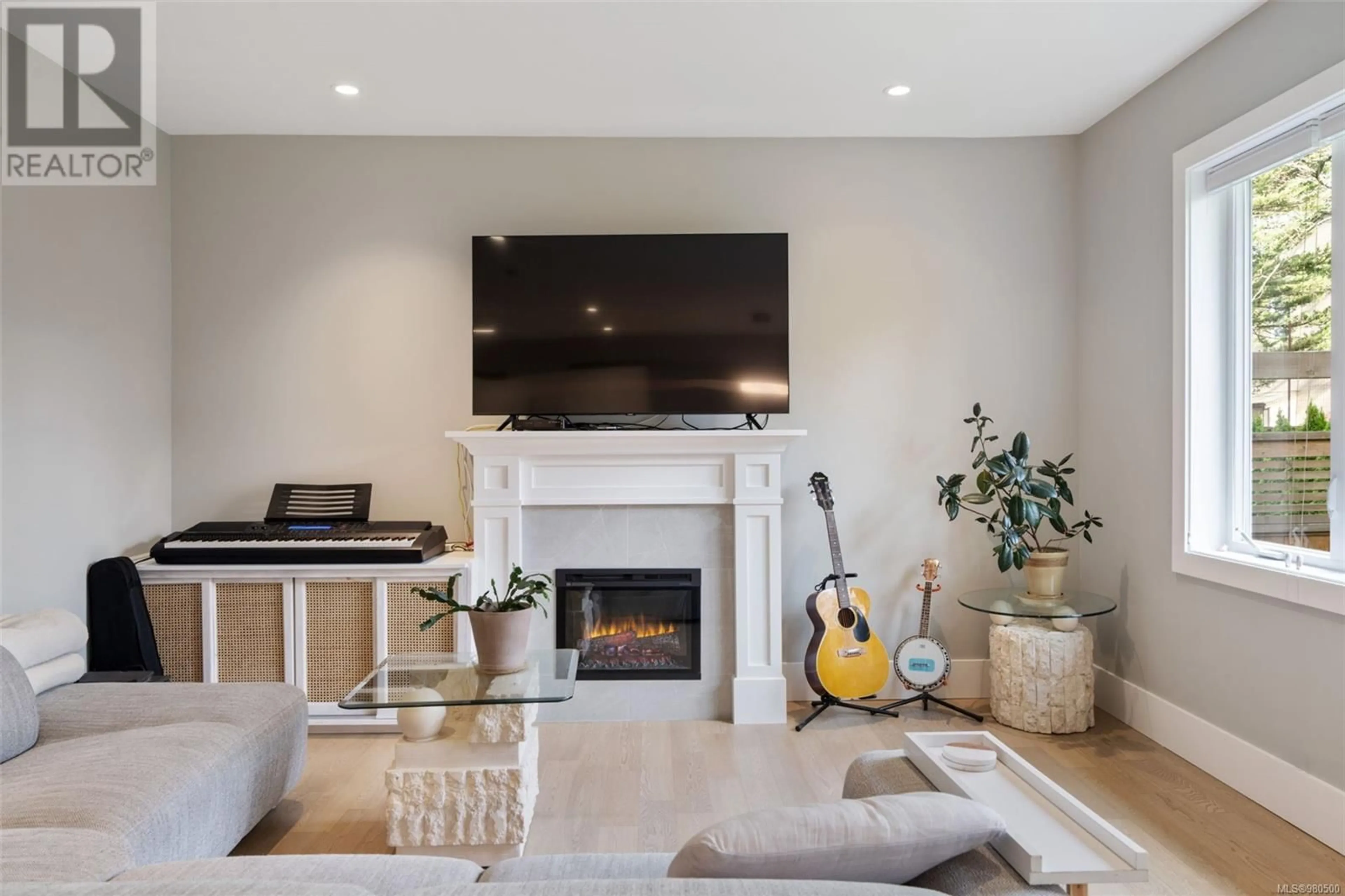 Living room, wood floors for 6 3031 Jackson St, Victoria British Columbia V8T3Z7