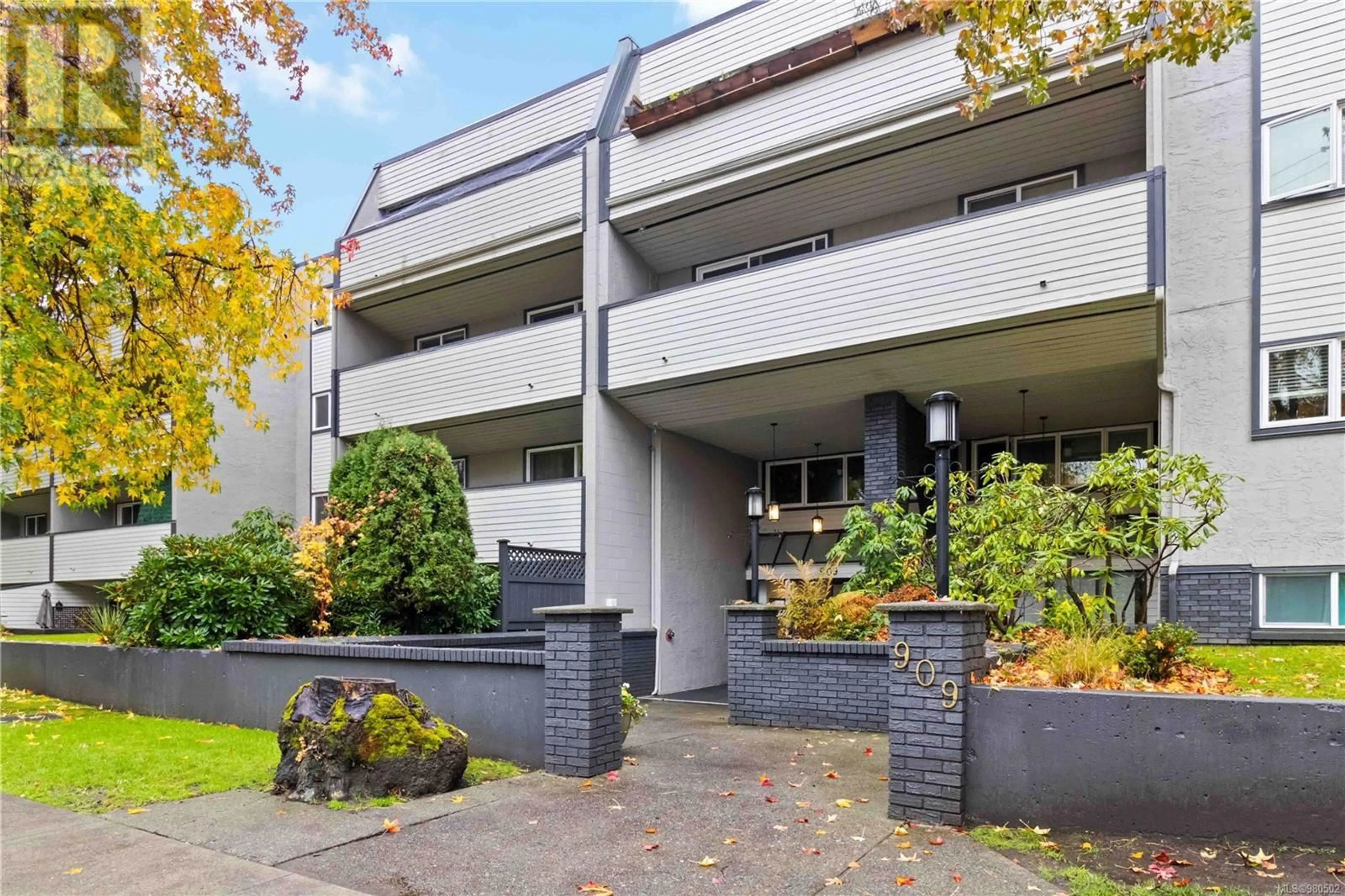 A pic from exterior of the house or condo, the front or back of building for 203 909 Pembroke St, Victoria British Columbia V8T4Z5