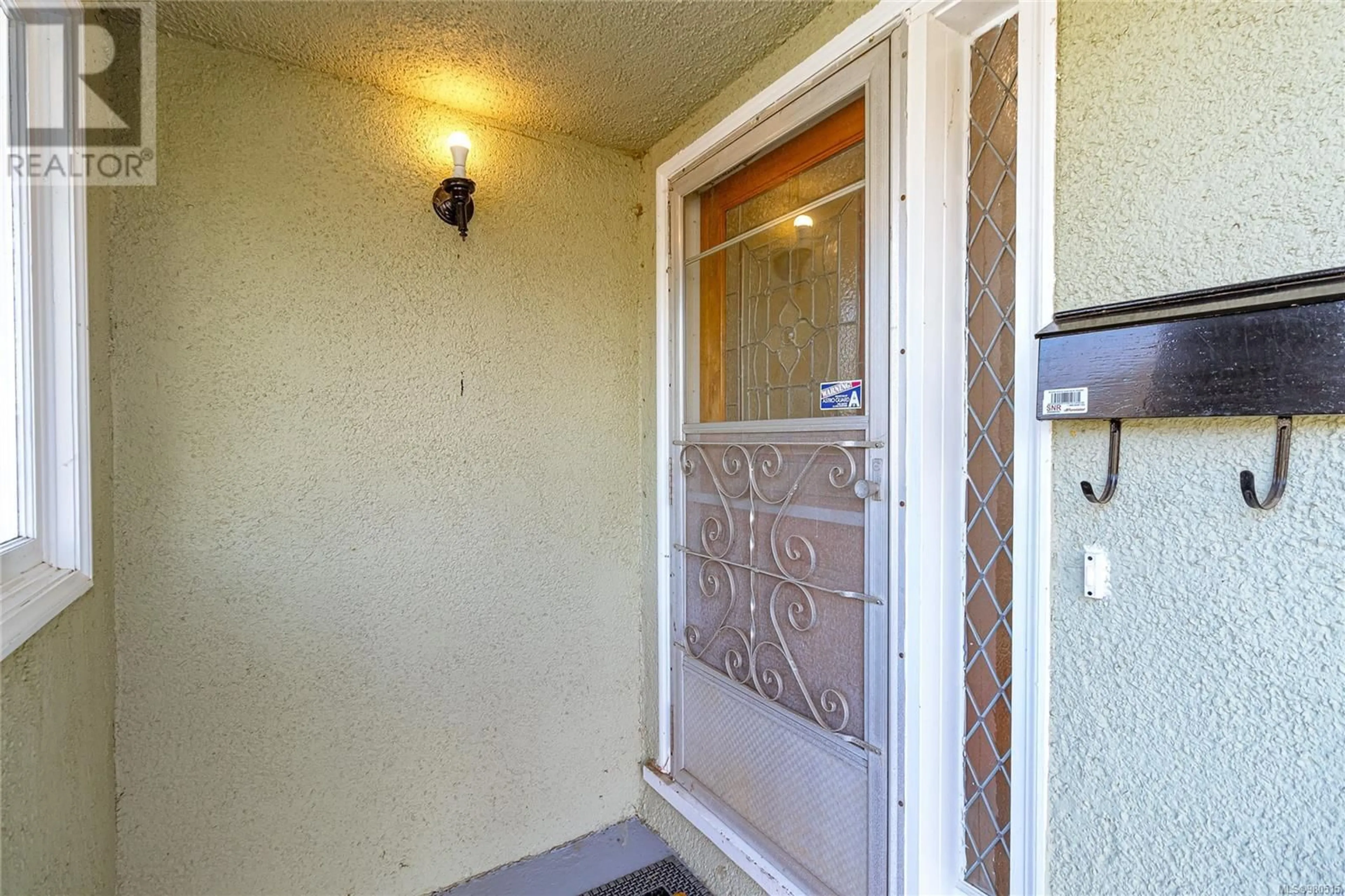 Indoor entryway for 851 Maddison St, Victoria British Columbia V8S4C3