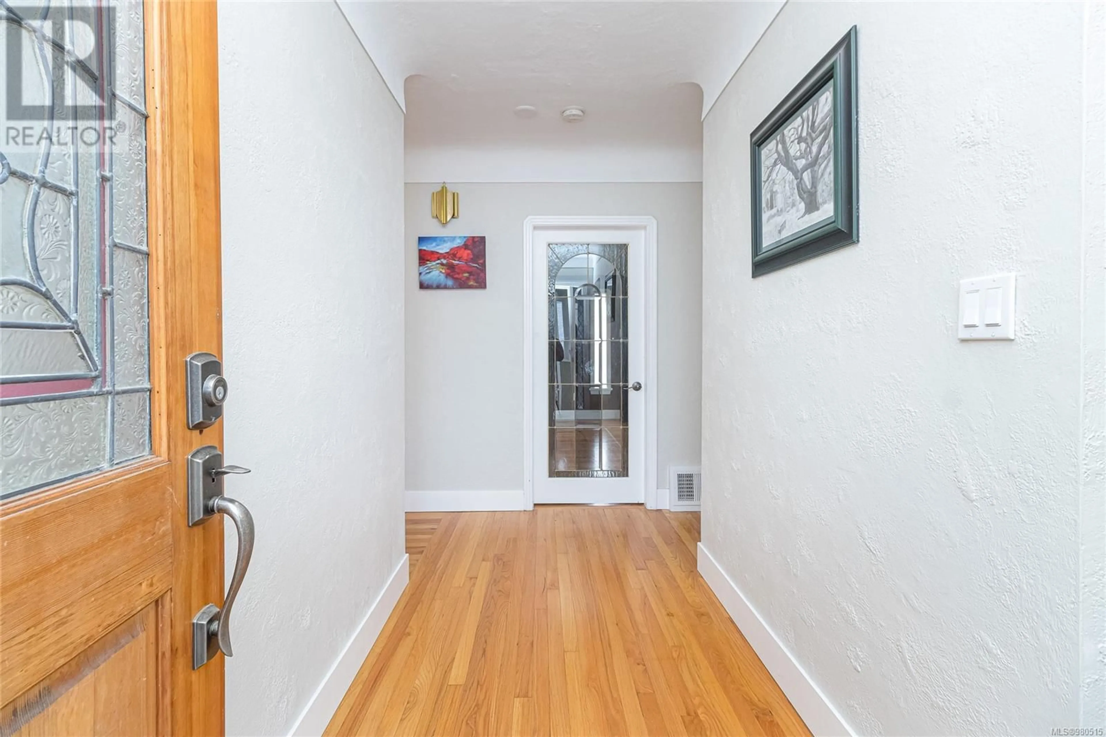 Indoor entryway, wood floors for 851 Maddison St, Victoria British Columbia V8S4C3