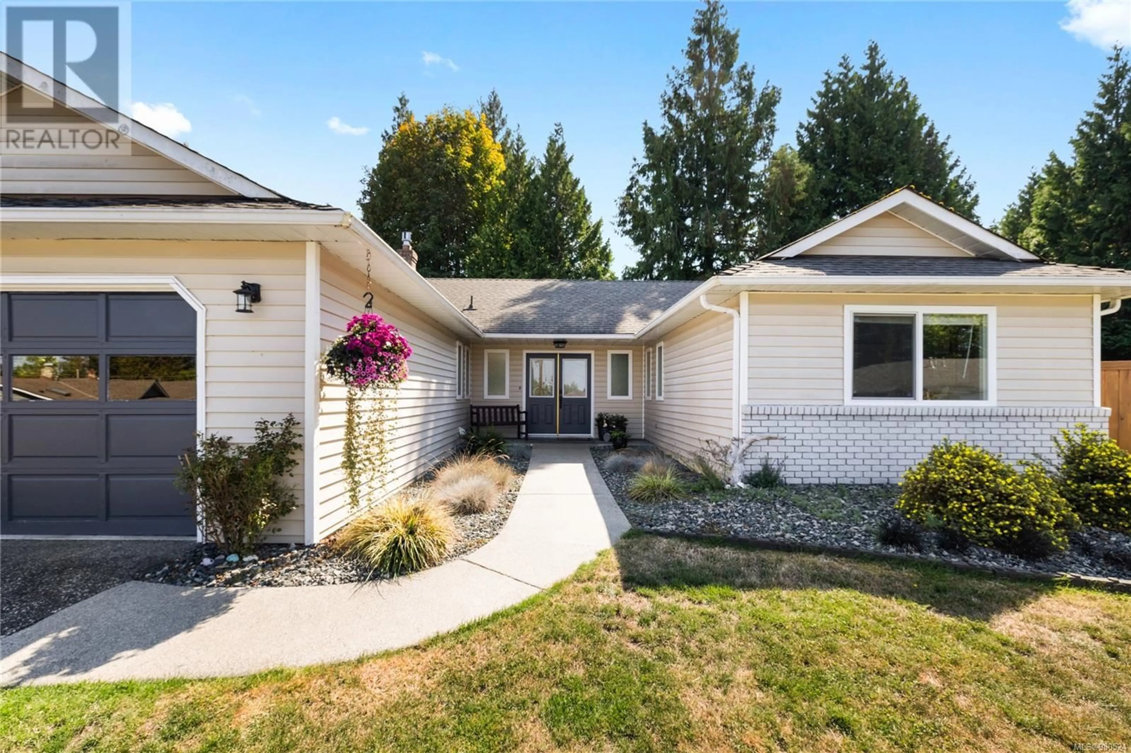 Home with vinyl exterior material for 830 Redonda Pl, Qualicum Beach British Columbia V9K1R4