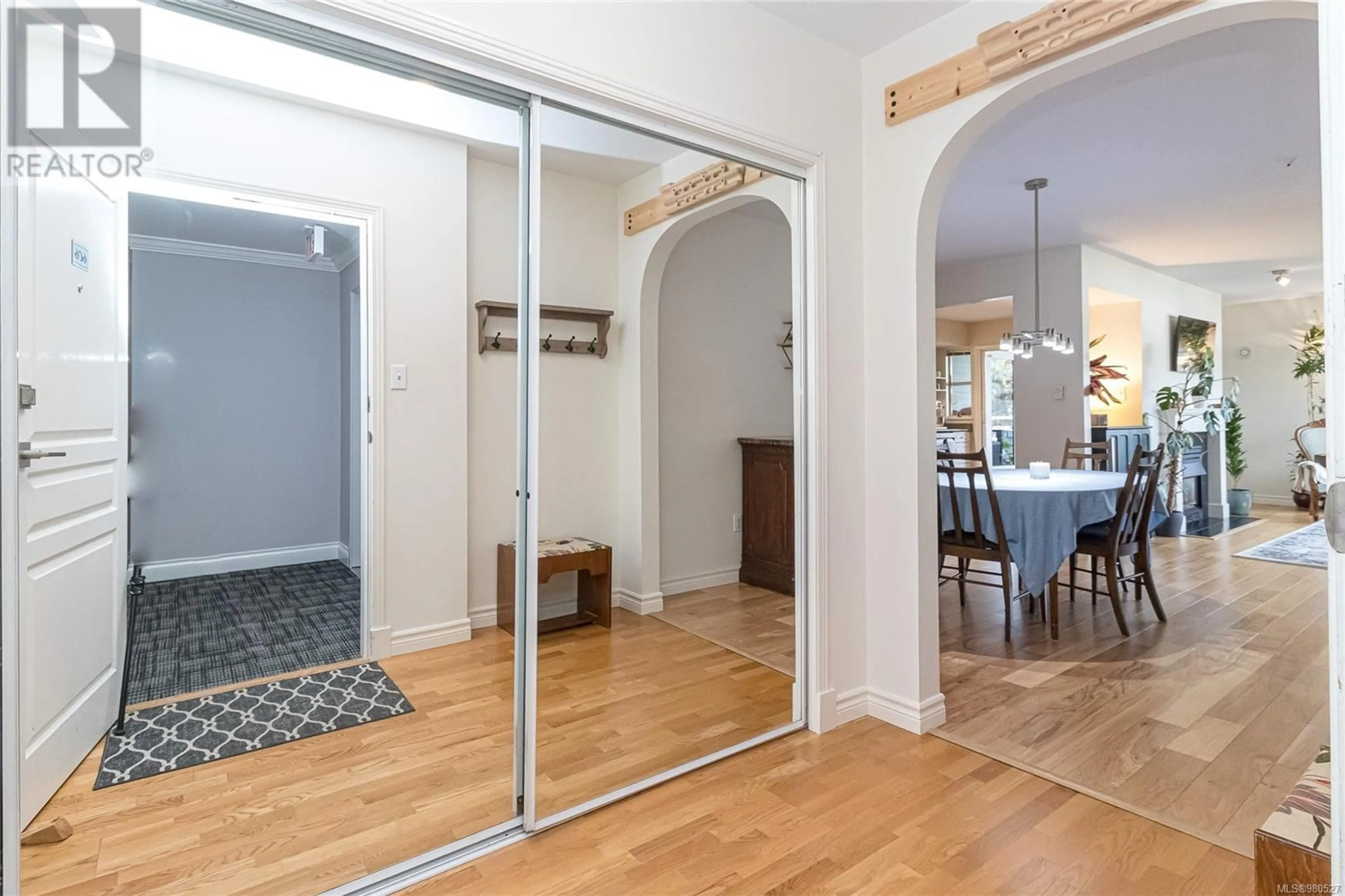 Indoor entryway, wood floors for 606 540 Stewart Ave, Nanaimo British Columbia V9S1K4