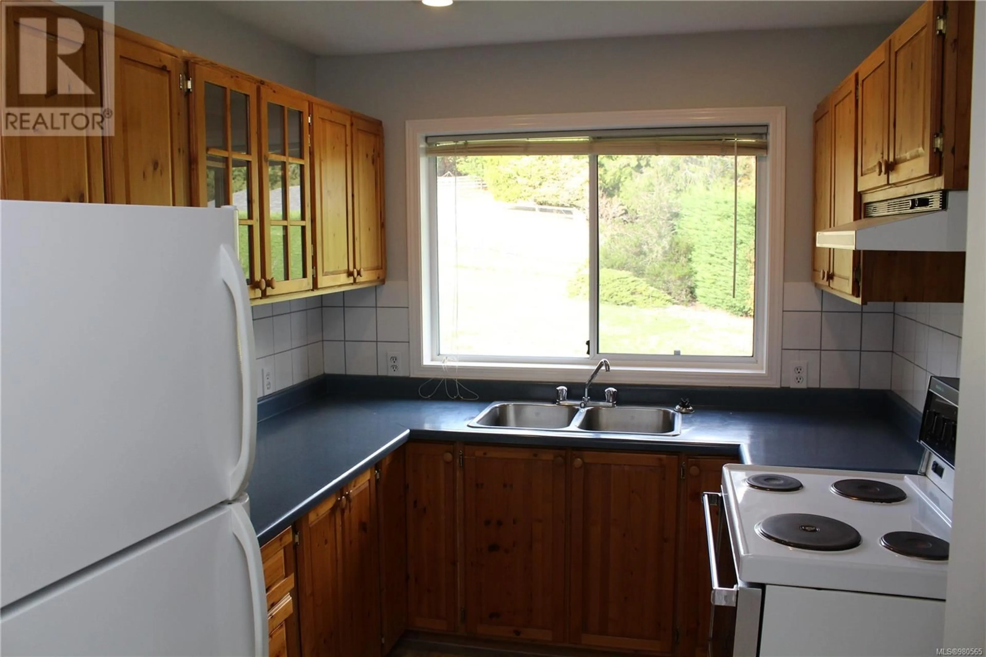 Standard kitchen, wood floors, cottage for 2515 Ashcroft Rd, Chemainus British Columbia V0R1K5