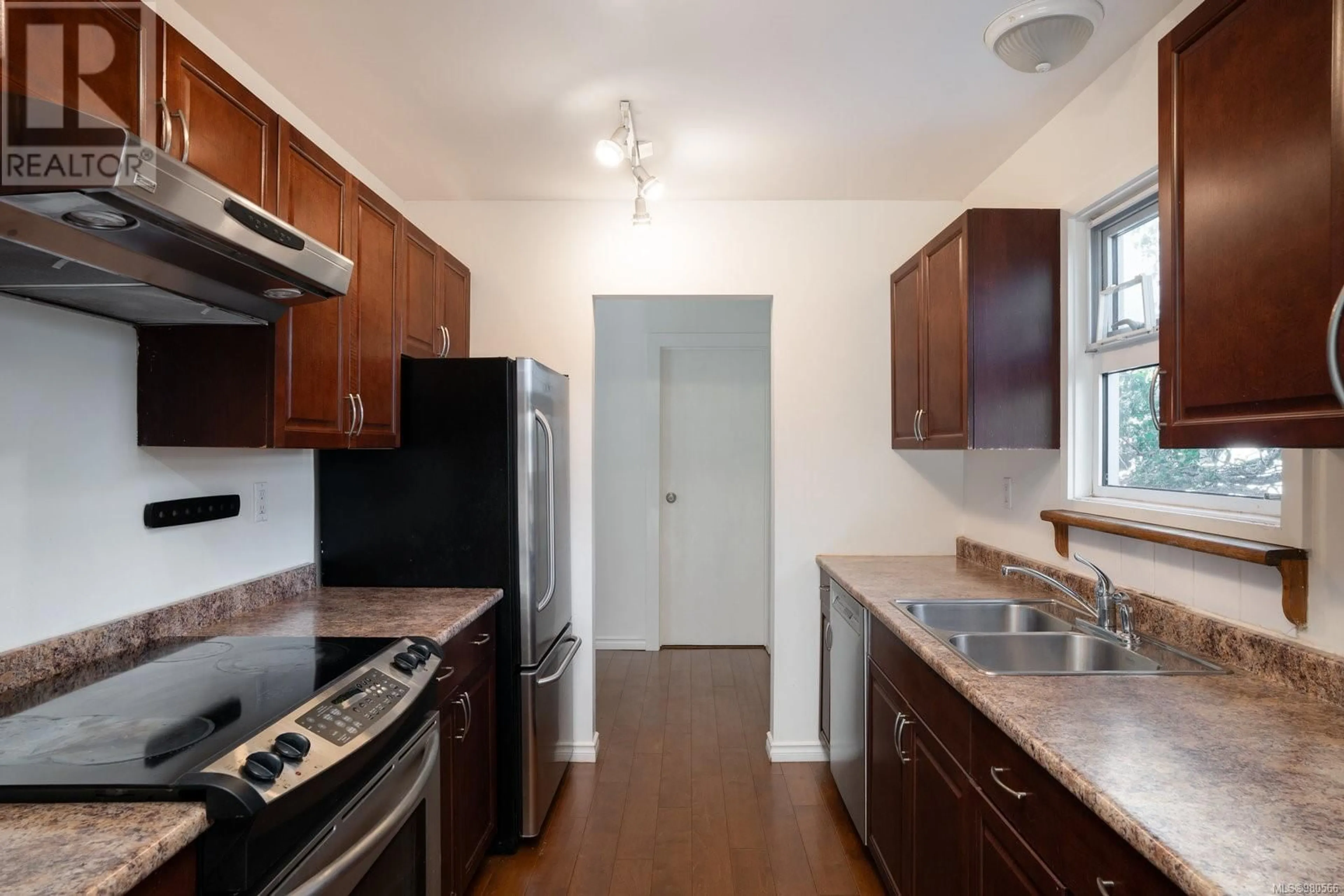 Standard kitchen, wood floors, cottage for A 2511 Vancouver St, Victoria British Columbia V8T4A6