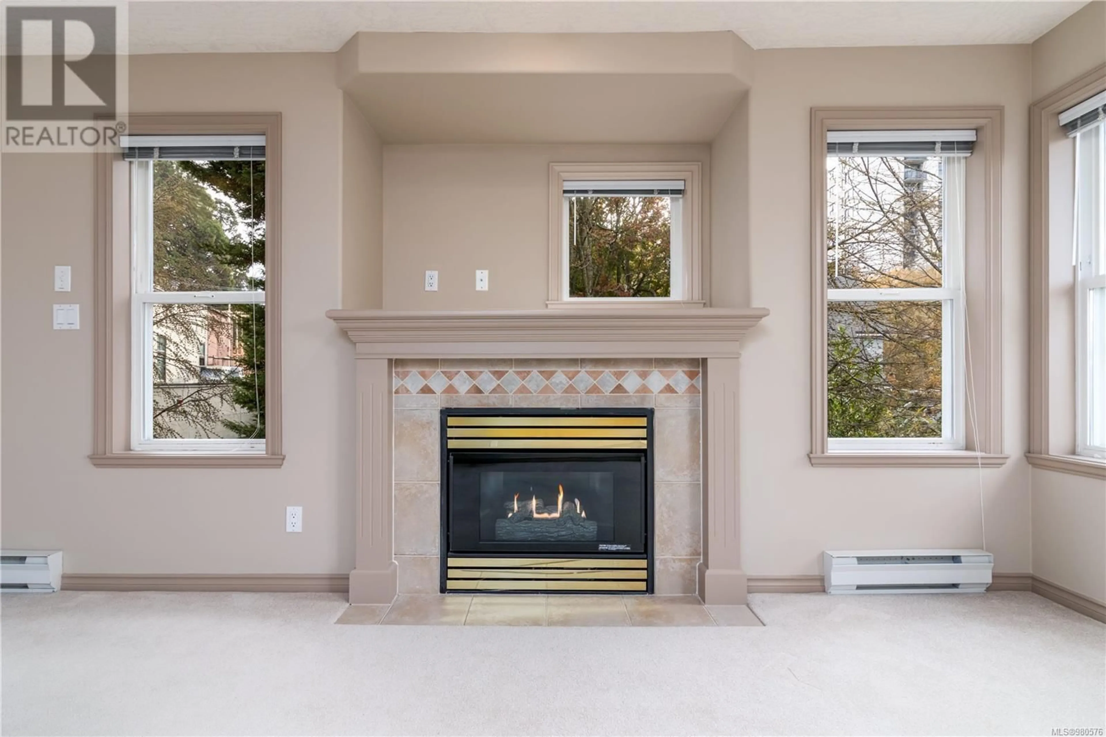 Living room, wood floors for 306 320 Menzies St, Victoria British Columbia V8V2G9