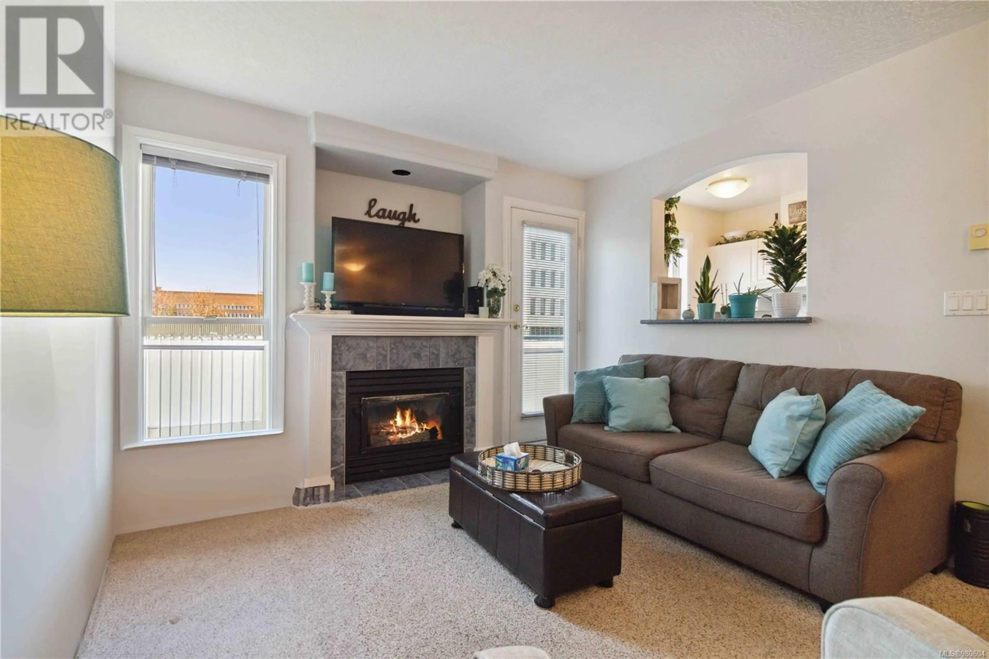 Living room, carpet floors for 405 2310 Trent St, Victoria British Columbia V8R1K3