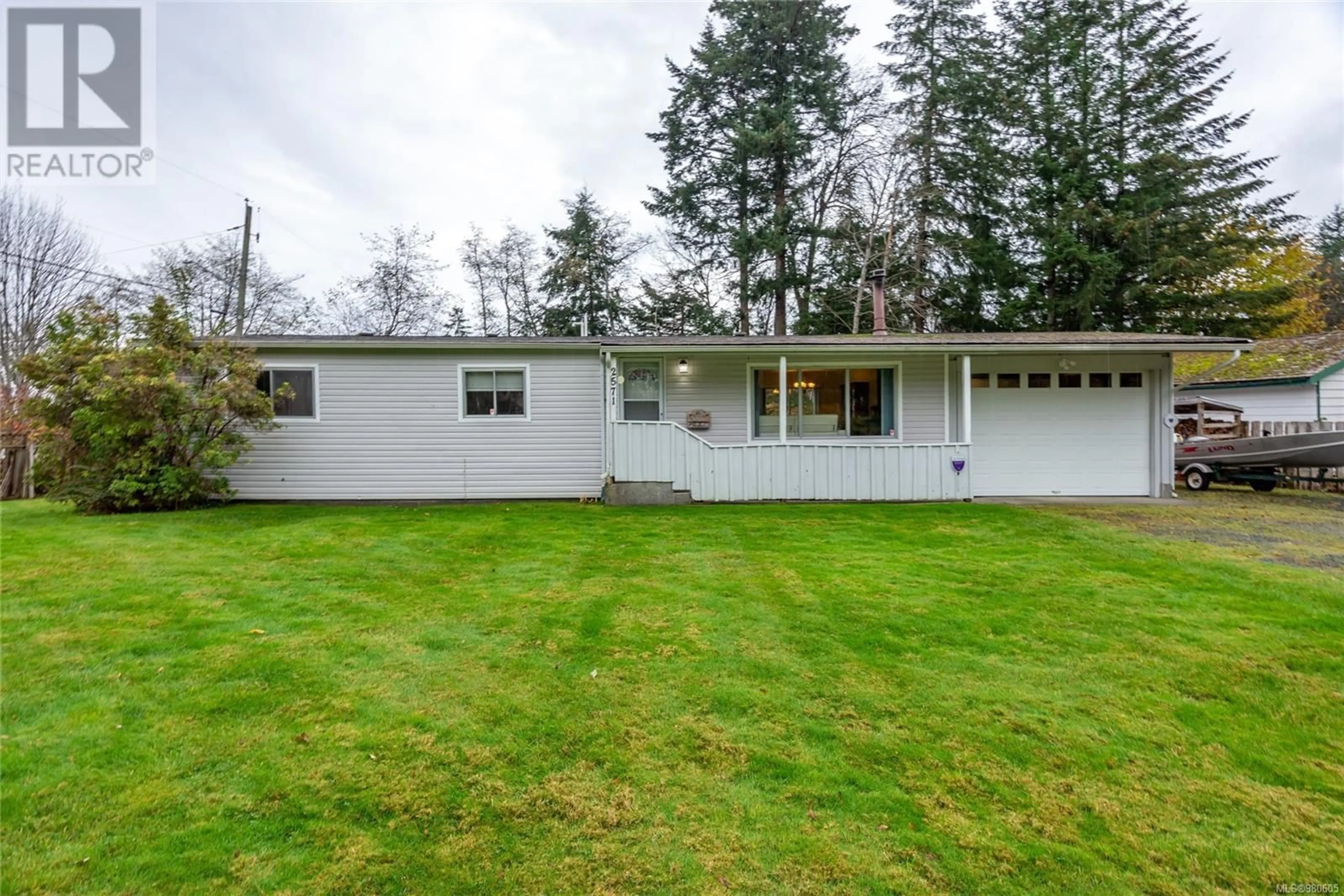 Home with vinyl exterior material for 2571 Spring Rd, Campbell River British Columbia V9W4V8