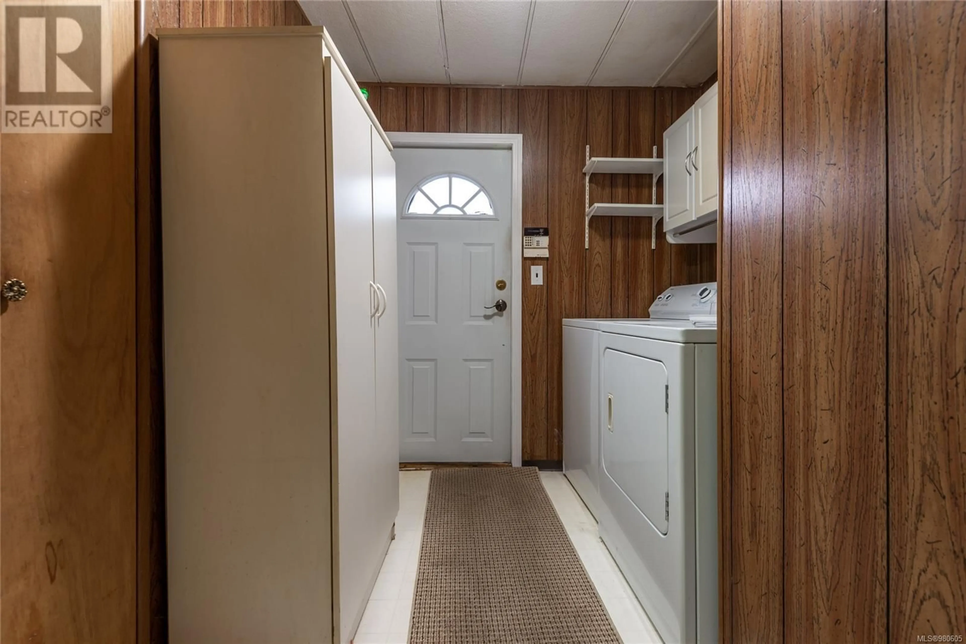 Laundry room for 2571 Spring Rd, Campbell River British Columbia V9W4V8