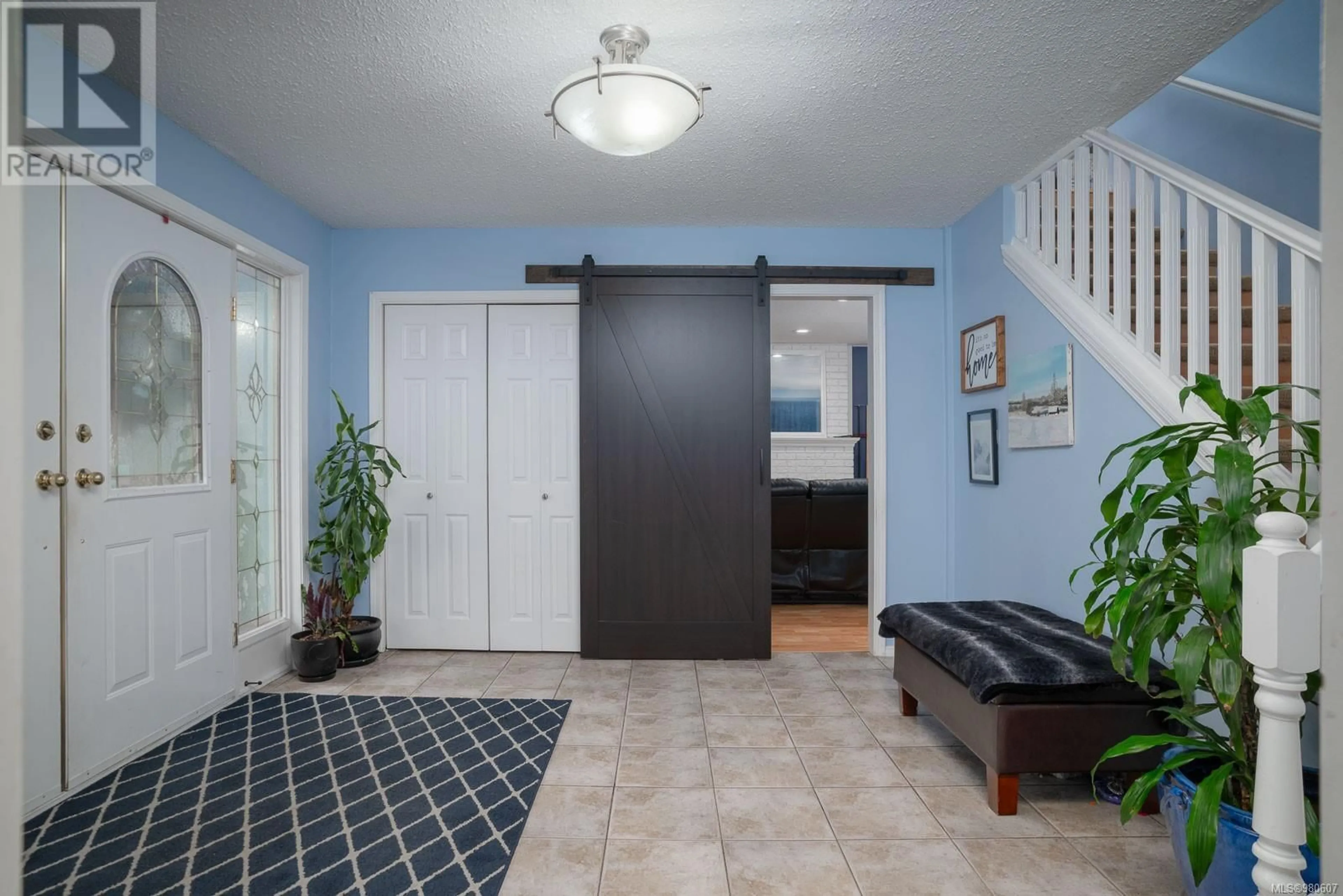 Indoor entryway, wood floors for 3719 Argyle St, Port Alberni British Columbia V9Y7R9