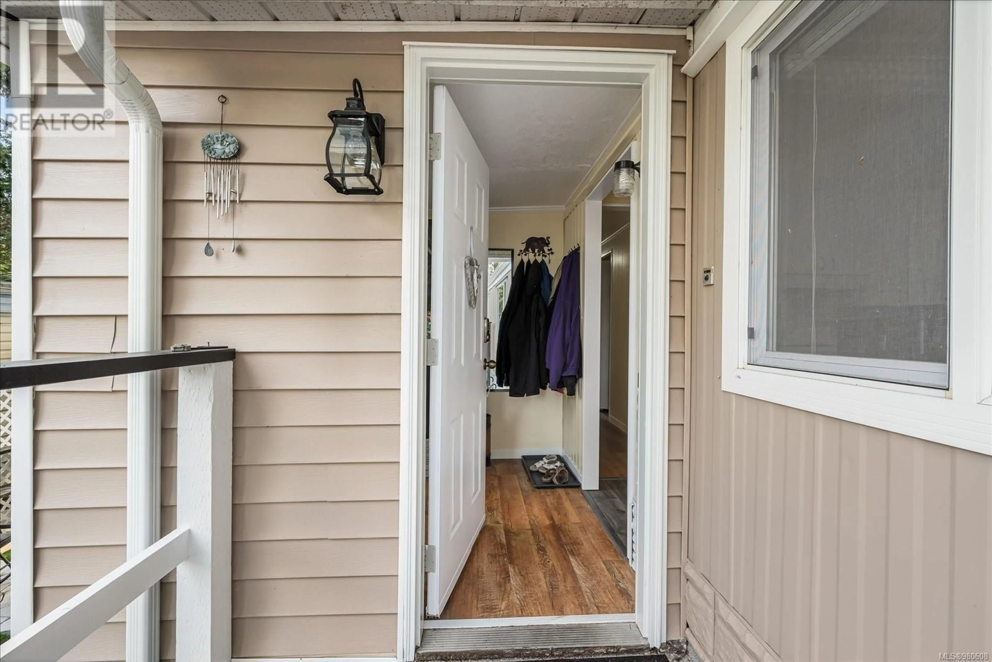 Indoor entryway, wood floors for 7 1247 Arbutus Rd, Parksville British Columbia V9P1R4