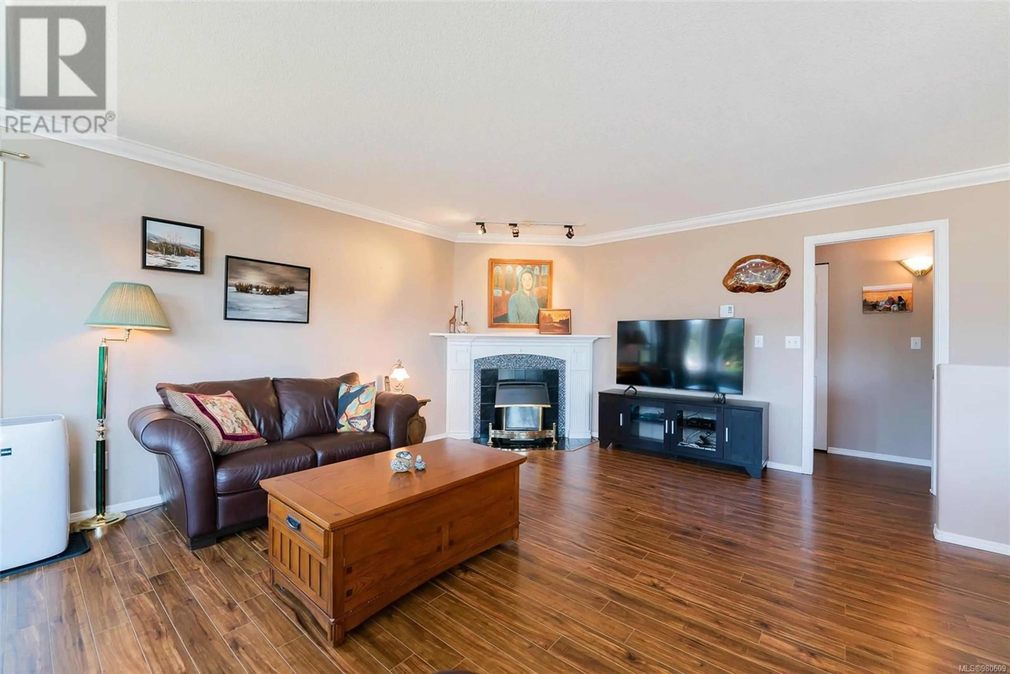 Living room, wood floors for 5154 Maureen Way, Nanaimo British Columbia V9T5Z5