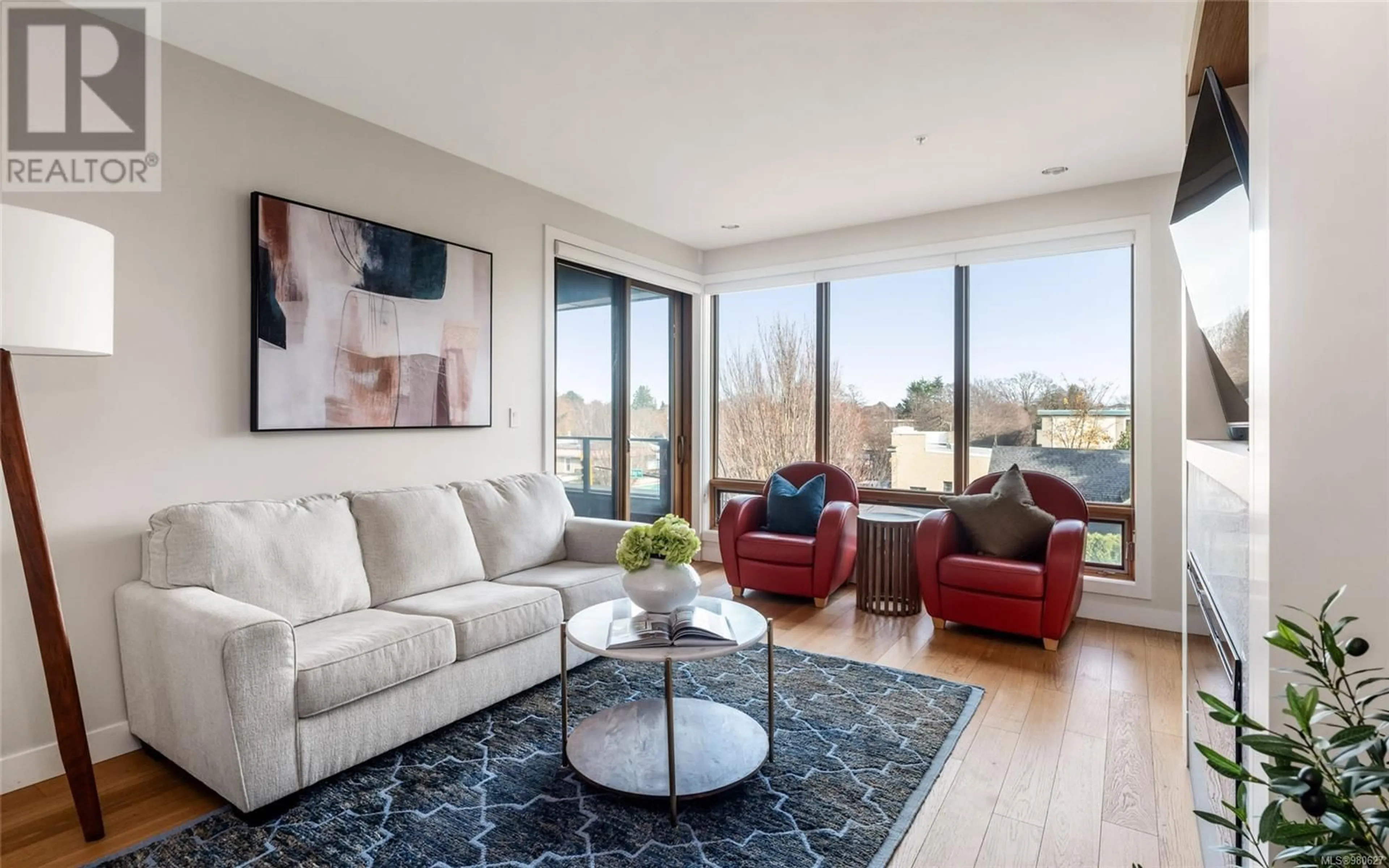 Living room, wood floors for 306 1969 Oak Bay Ave, Victoria British Columbia V8R1E3