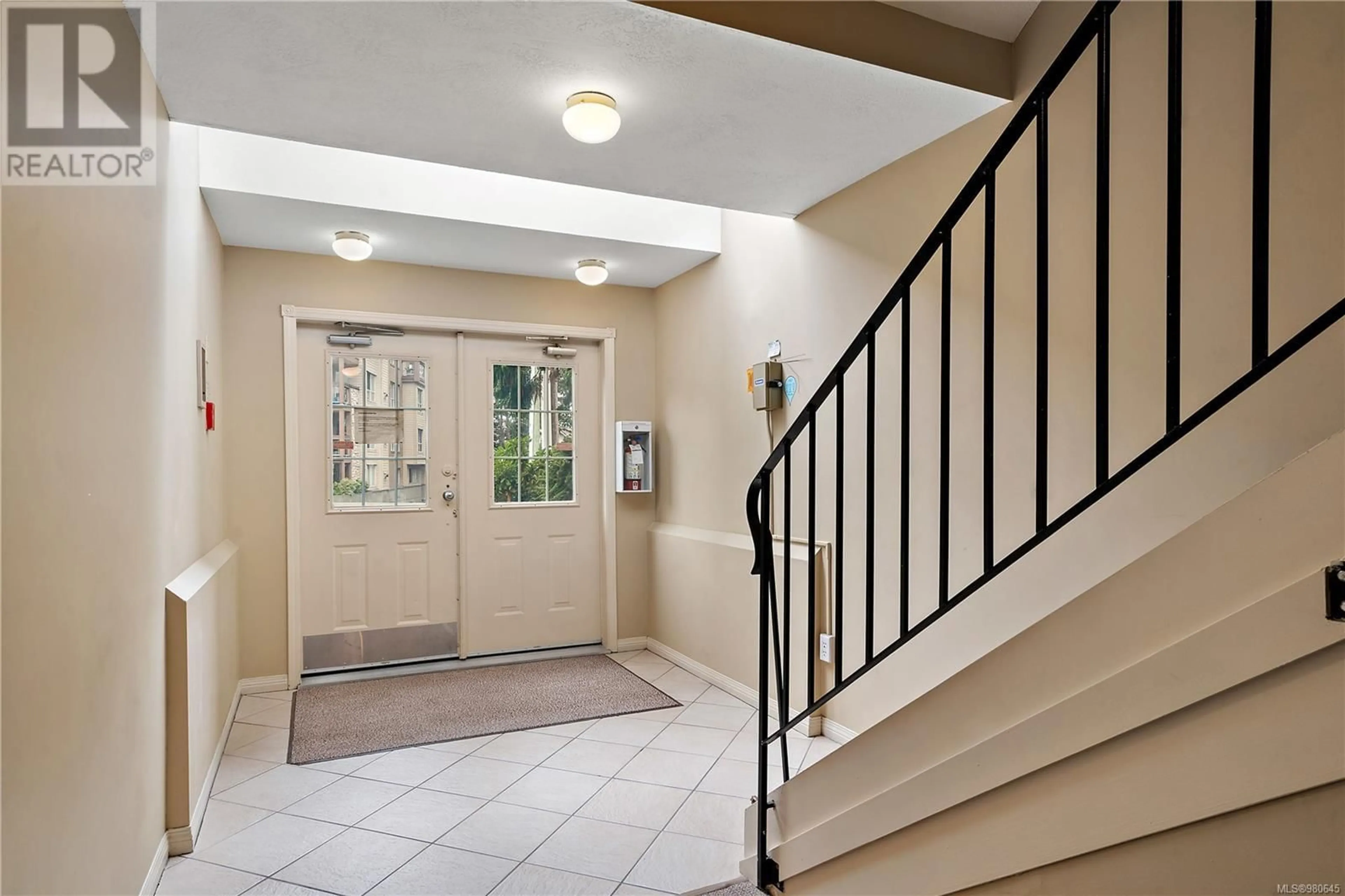 Indoor foyer, ceramic floors for 402 1220 Fort St, Victoria British Columbia V8V3L2