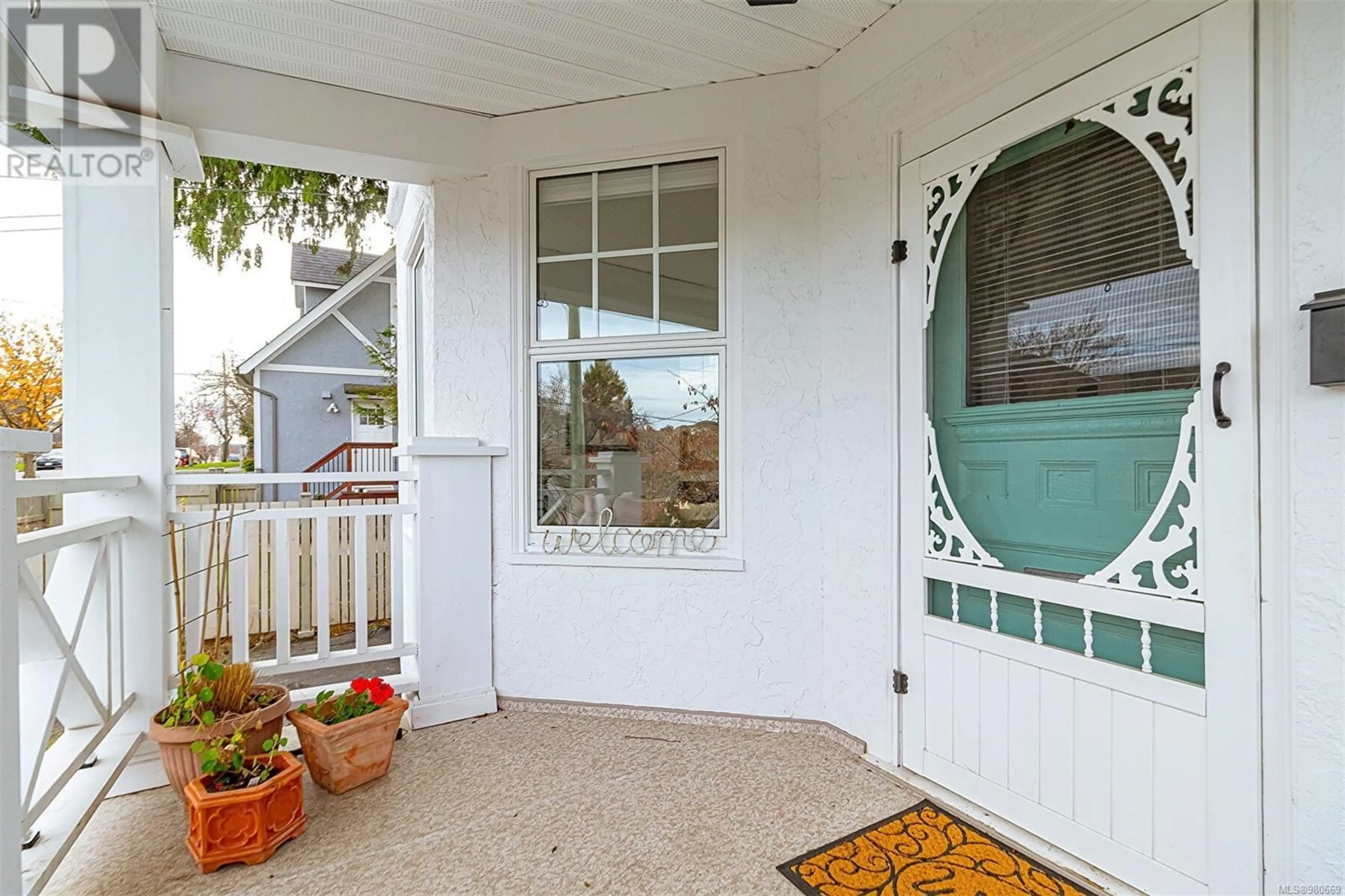 Indoor entryway, wood floors for 114 Howe St, Victoria British Columbia V8V4K4