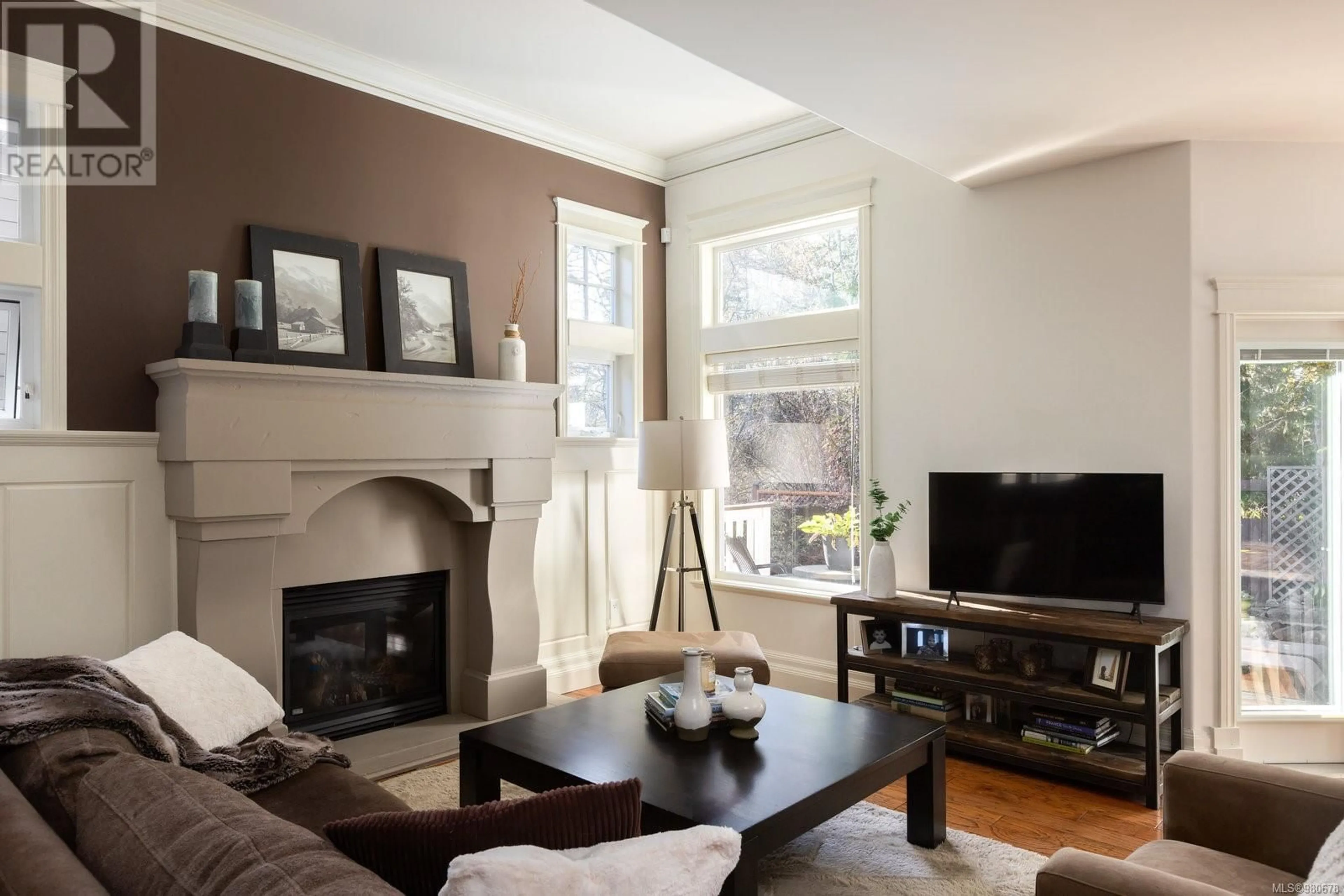 Living room, wood floors for 539 Caselton Pl, Saanich British Columbia V8Z7Y5