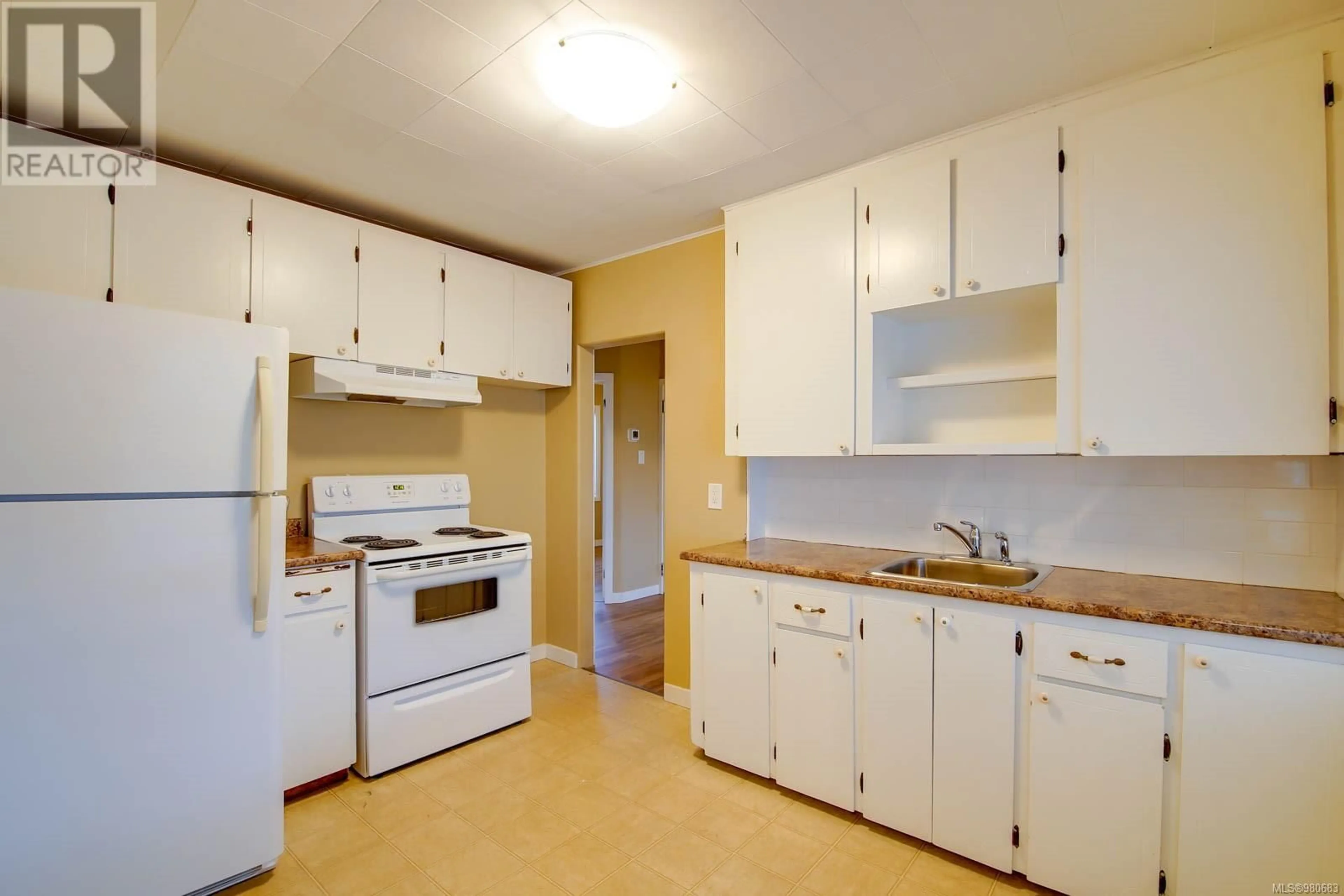 Standard kitchen, wood floors, cottage for 3727 15th Ave, Port Alberni British Columbia V9Y5C7