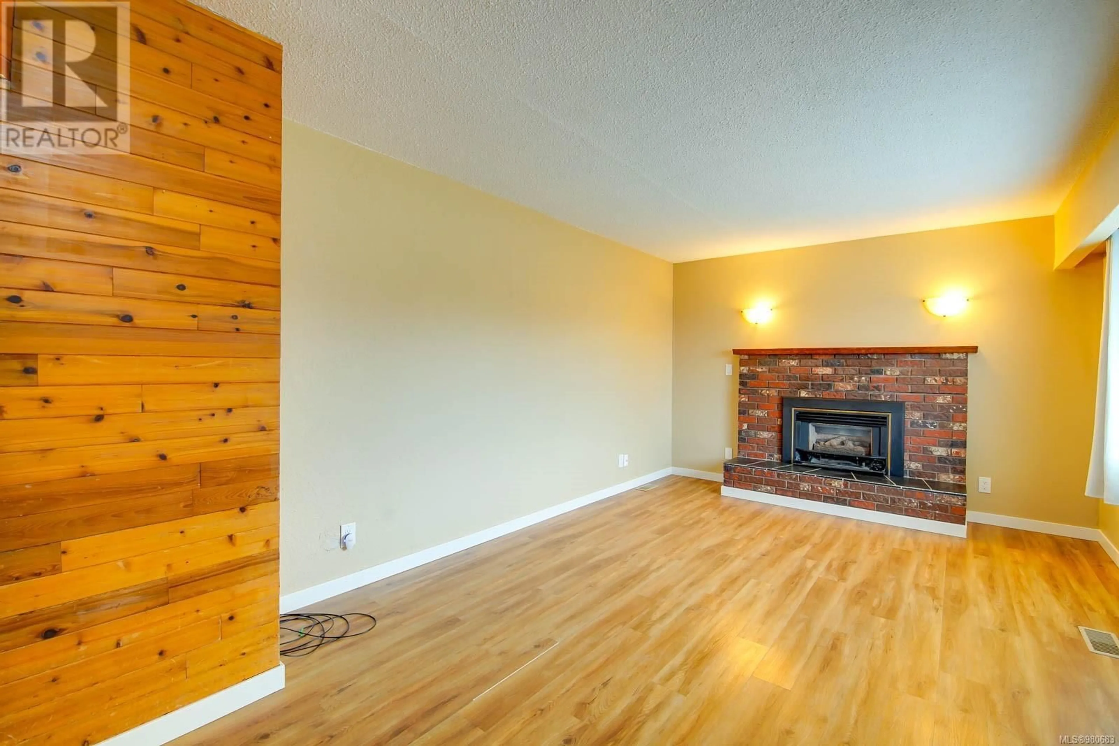 Living room, wood floors for 3727 15th Ave, Port Alberni British Columbia V9Y5C7