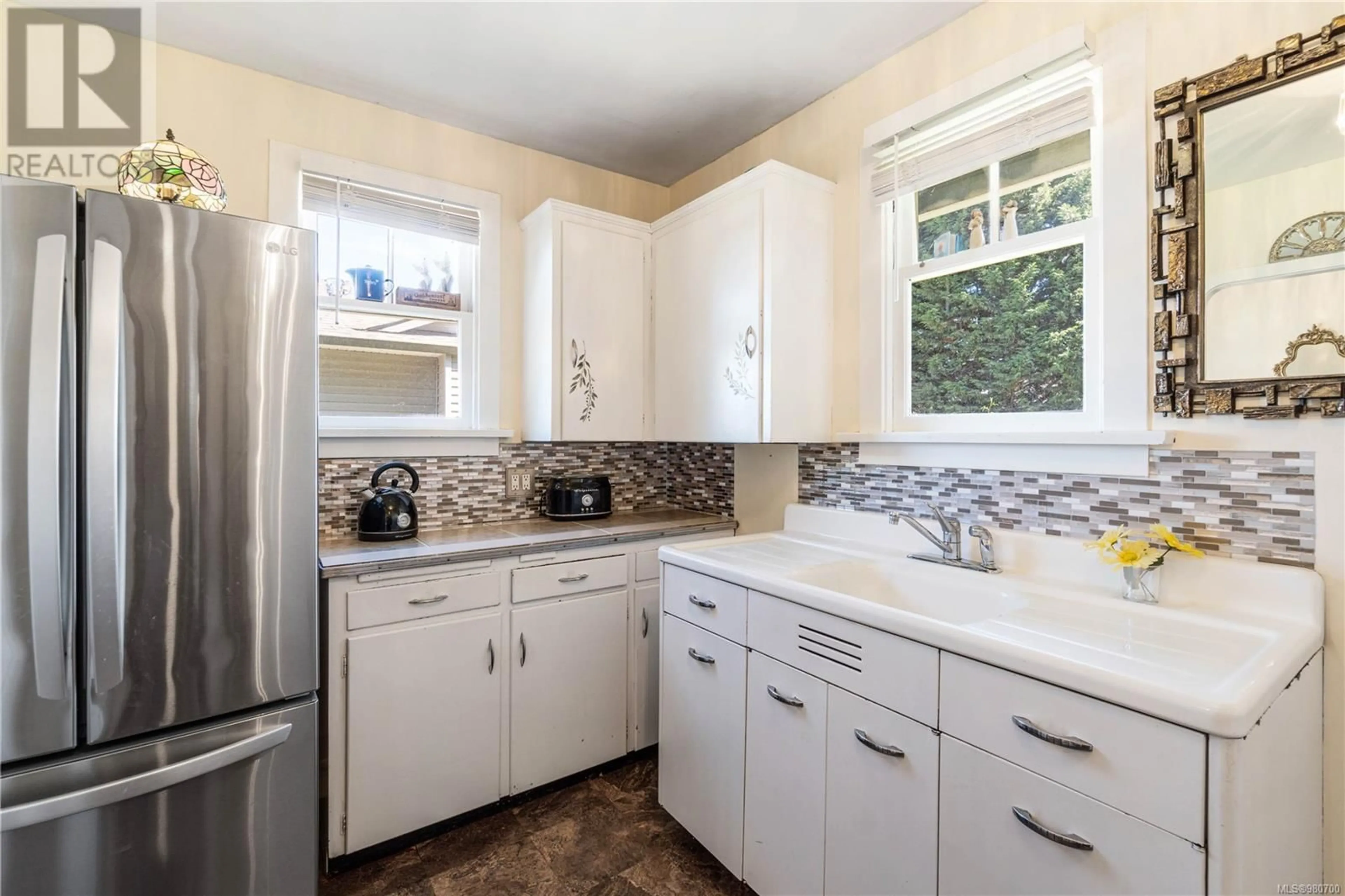 Standard kitchen, wood floors, cottage for 1733 Northfield Rd, Nanaimo British Columbia V9S5R4