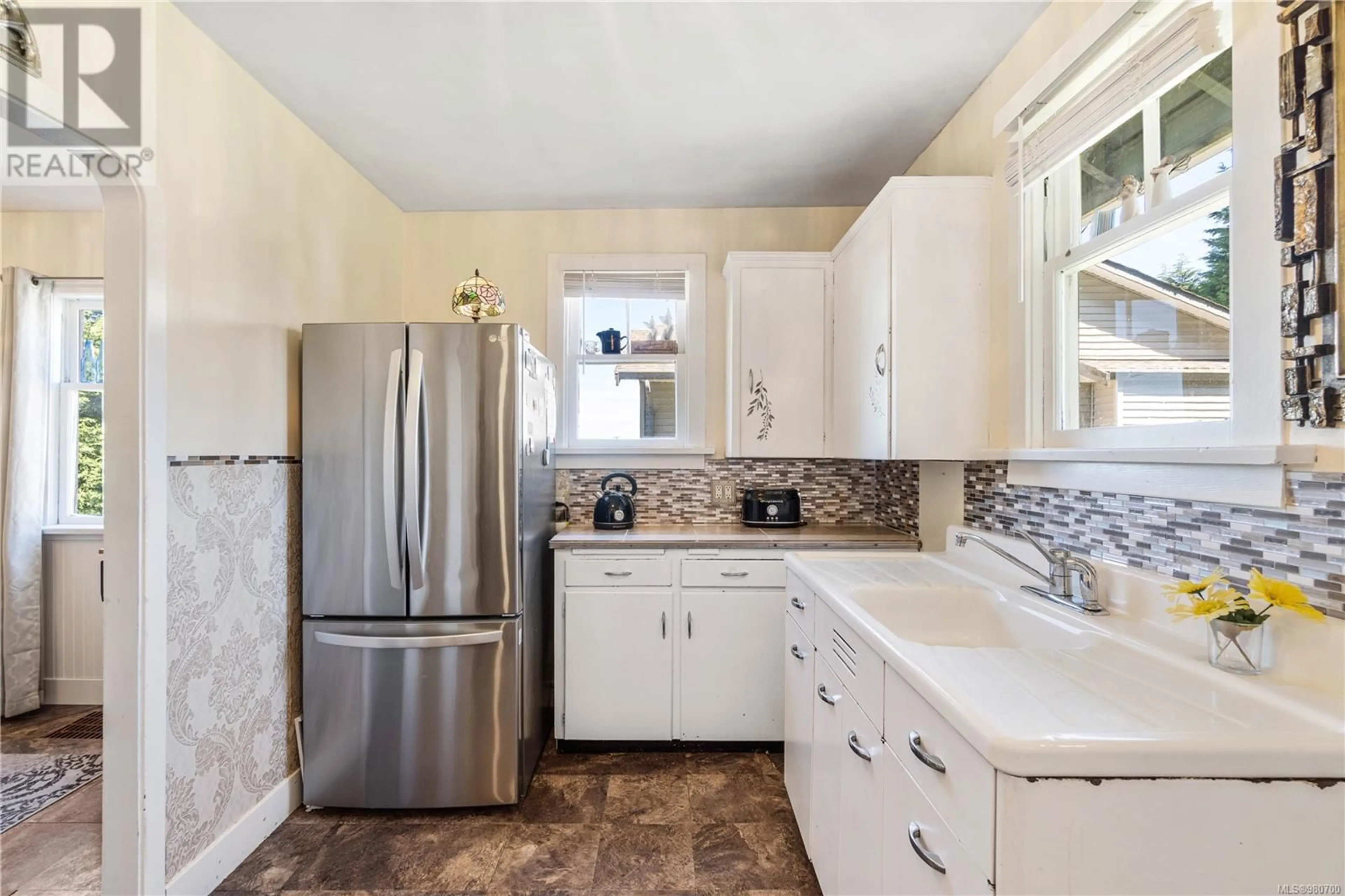 Standard kitchen, ceramic floors, cottage for 1733 Northfield Rd, Nanaimo British Columbia V9S5R4