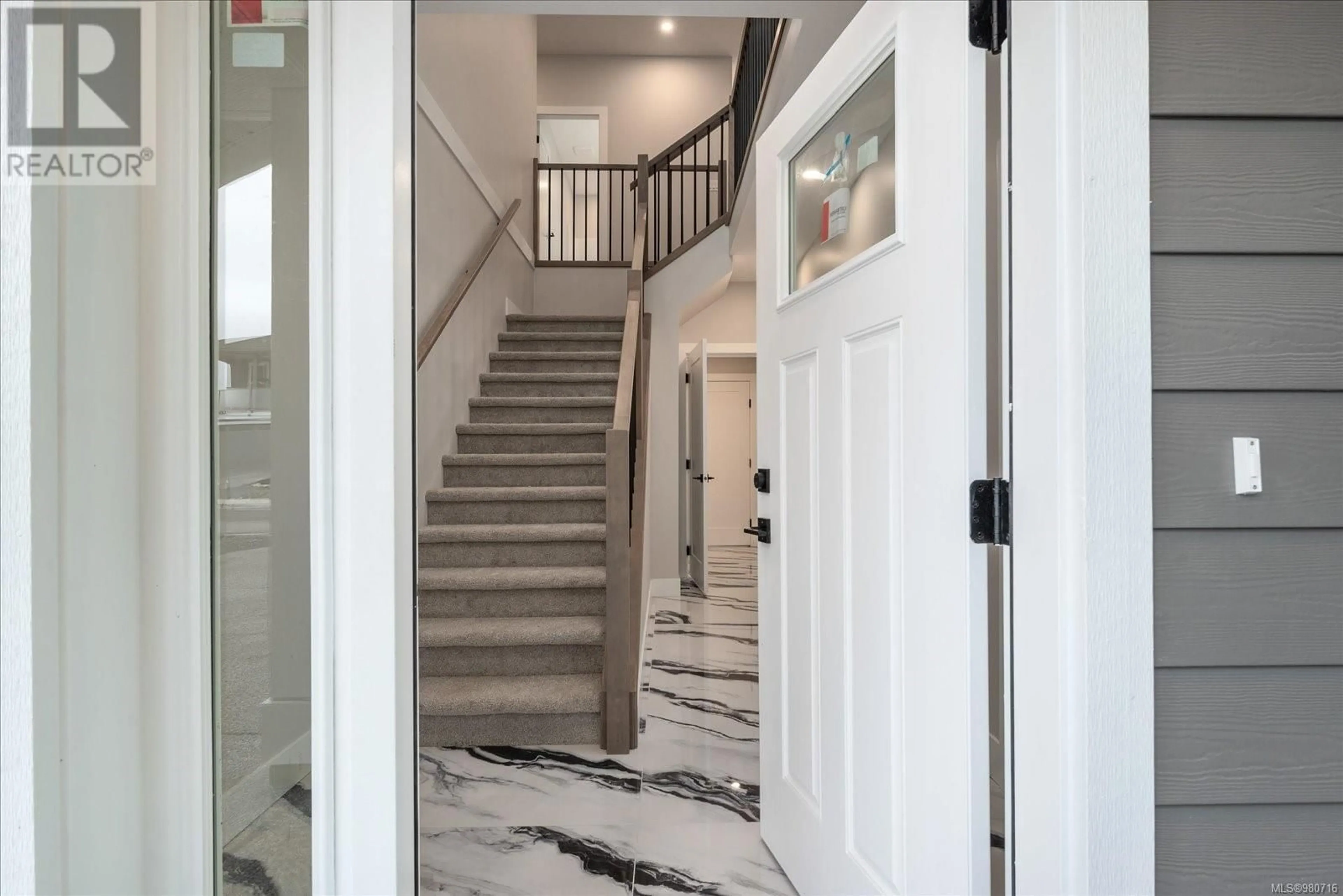 Indoor entryway, ceramic floors for 811 Stringer Way, Ladysmith British Columbia V9G0A7