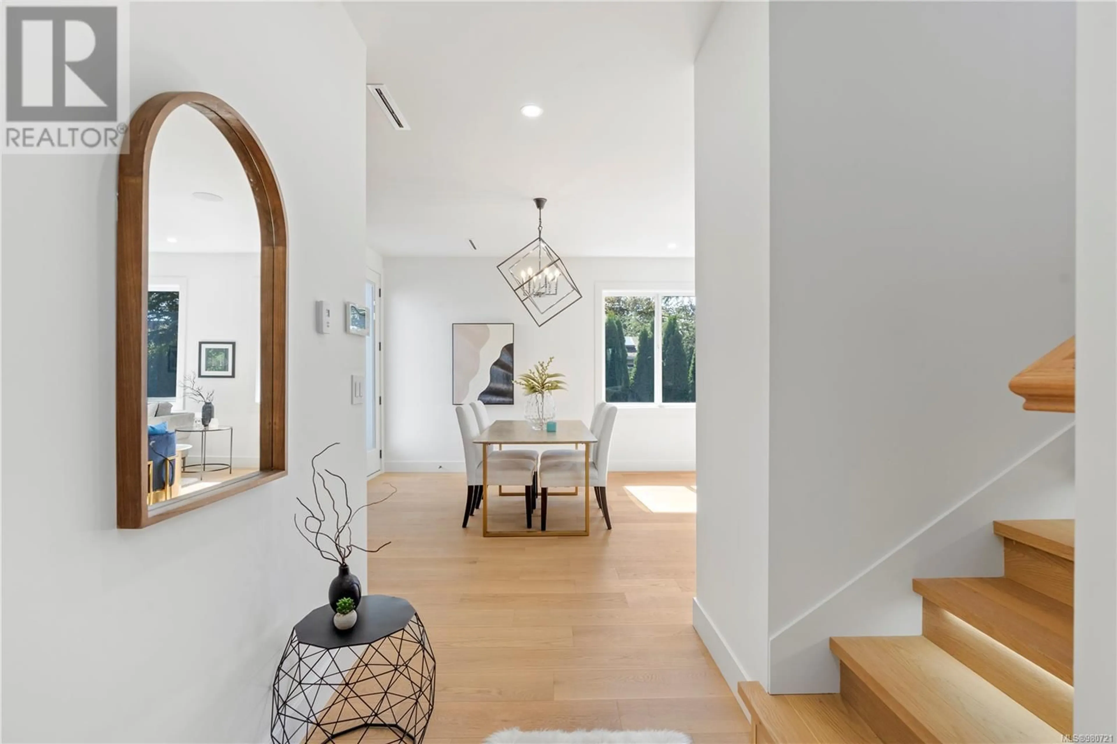 Indoor entryway, wood floors for 931 Redfern St, Victoria British Columbia V8S4E7