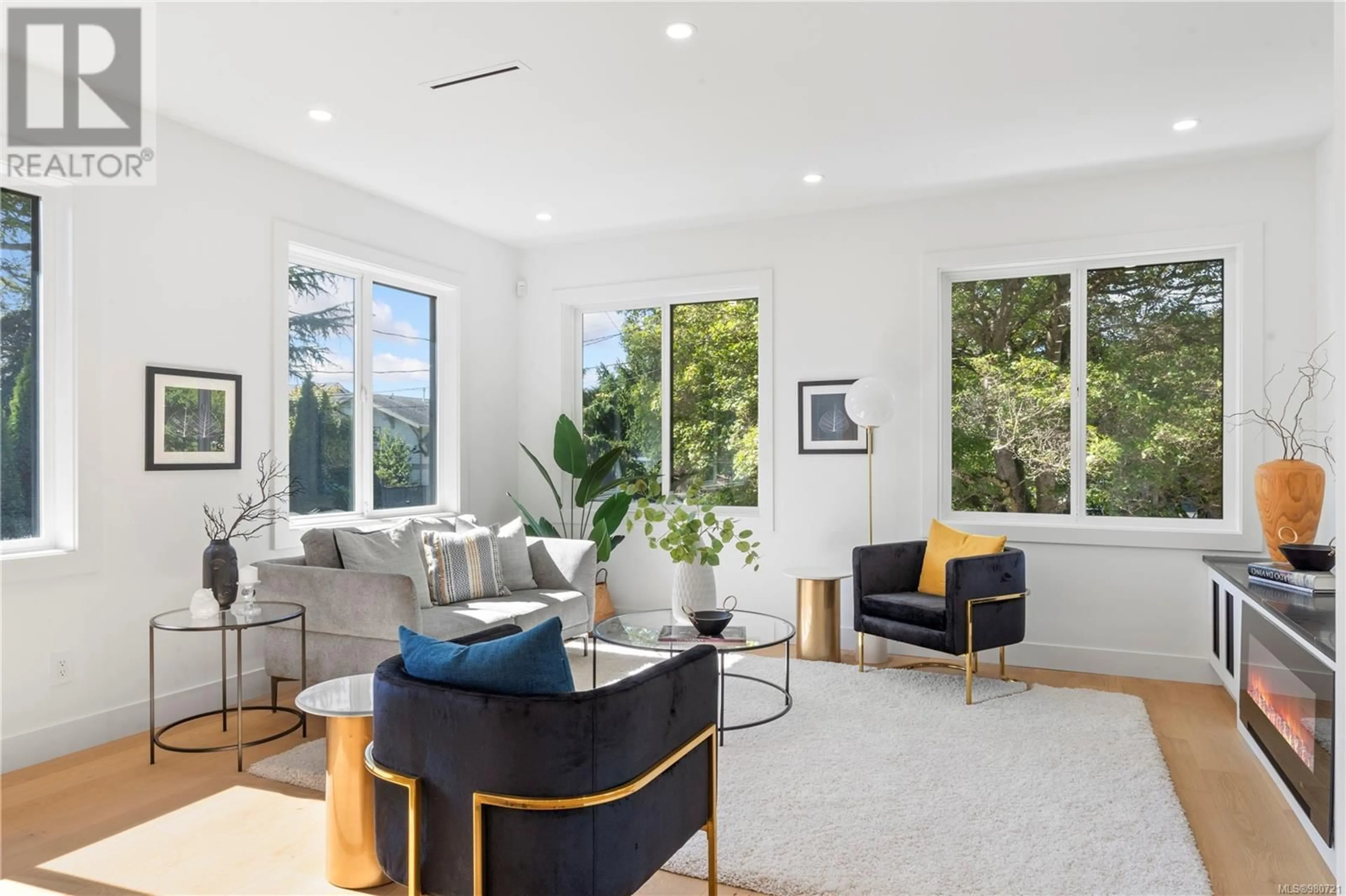 Living room, wood floors for 931 Redfern St, Victoria British Columbia V8S4E7