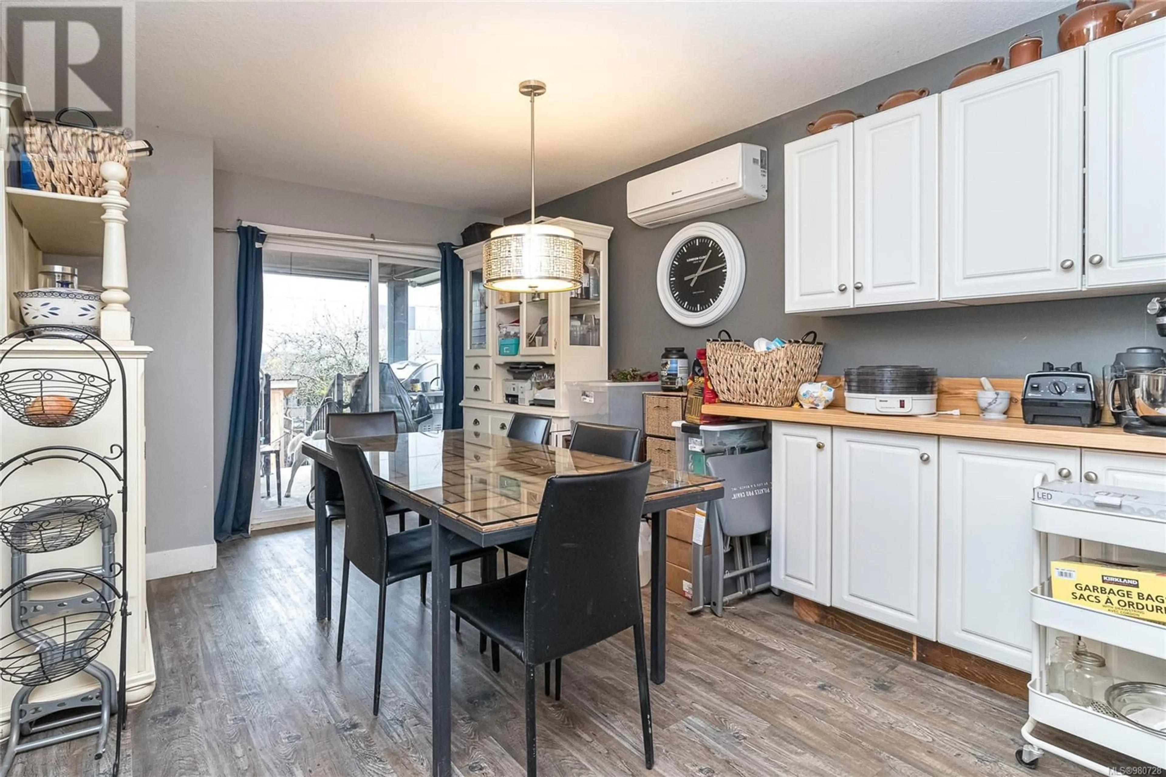 Open concept kitchen for 529 Deering St, Nanaimo British Columbia V9R6Y2