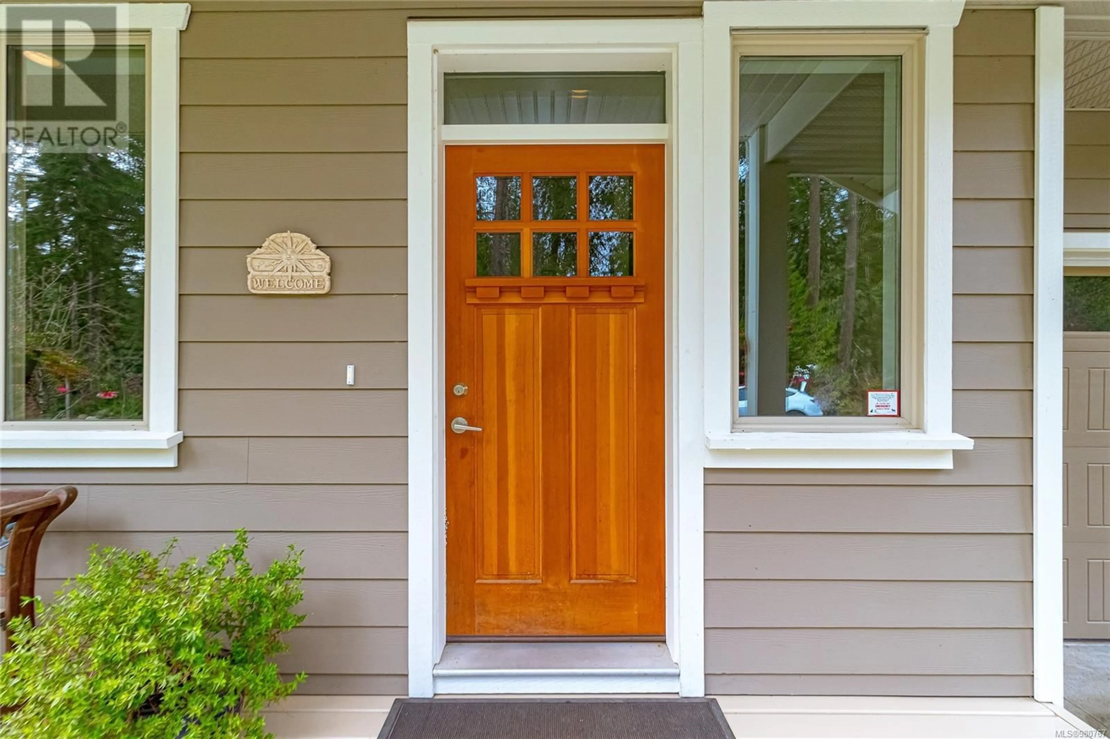 Indoor entryway, wood floors for 3041 Phillips Rd, Sooke British Columbia V9Z1K7