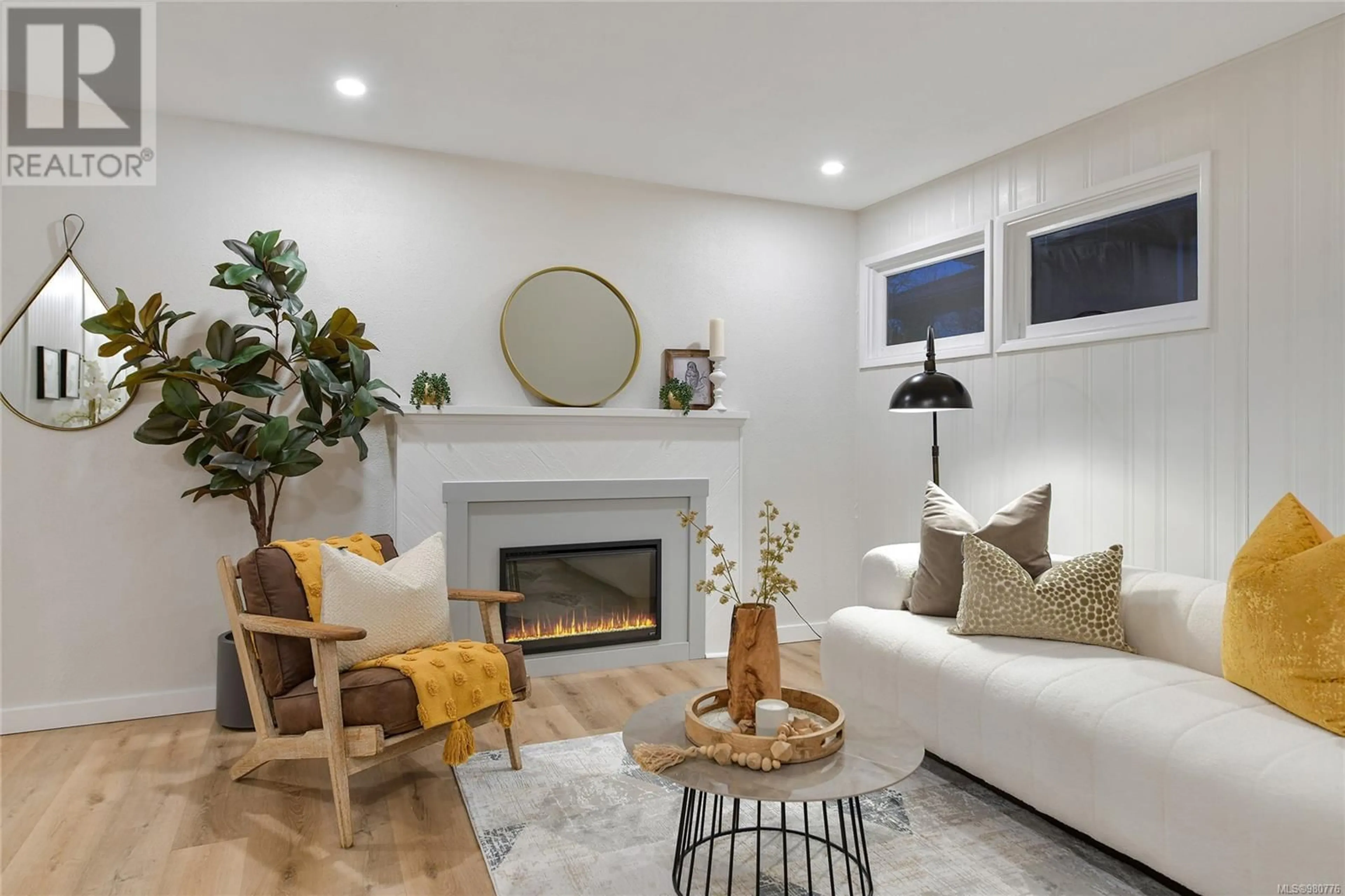 Living room, wood floors for 1732 Amphion St, Victoria British Columbia V8R4Z7