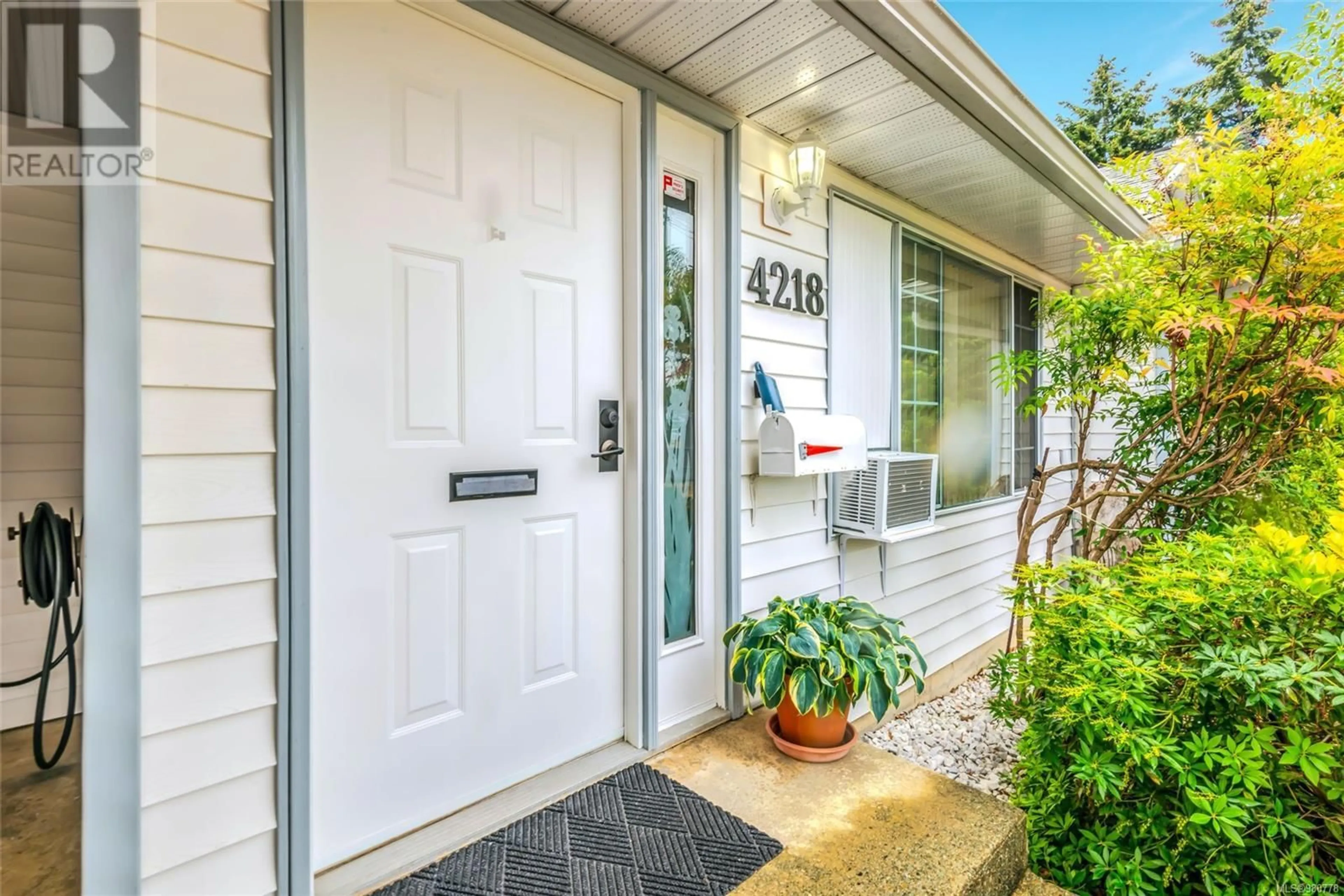 Indoor entryway, wood floors for 4218 Hollywood St, Port Alberni British Columbia V9Y4B2