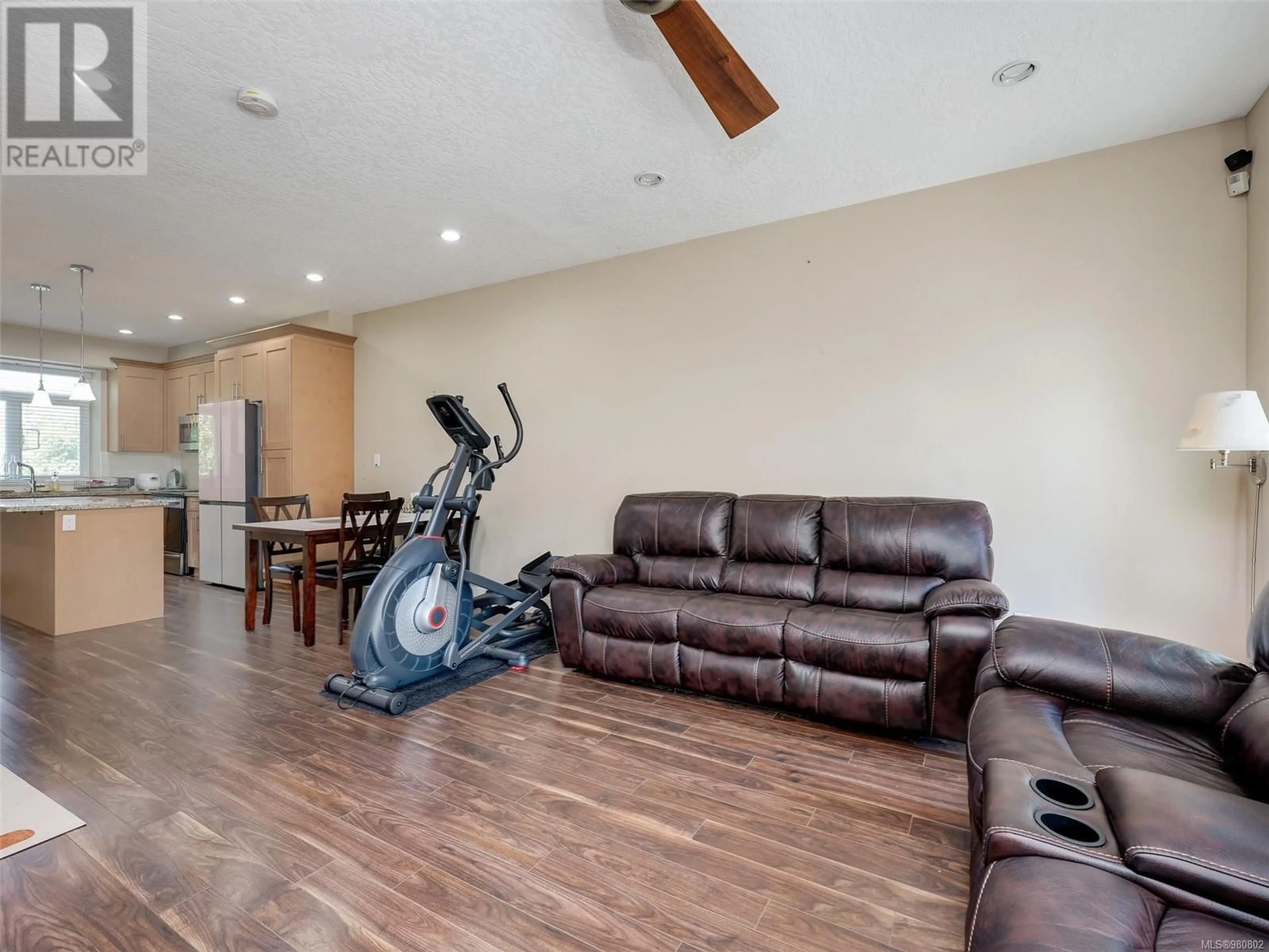 Gym or fitness room, wood floors for 6 2918 Shelbourne St, Victoria British Columbia V8R4M6