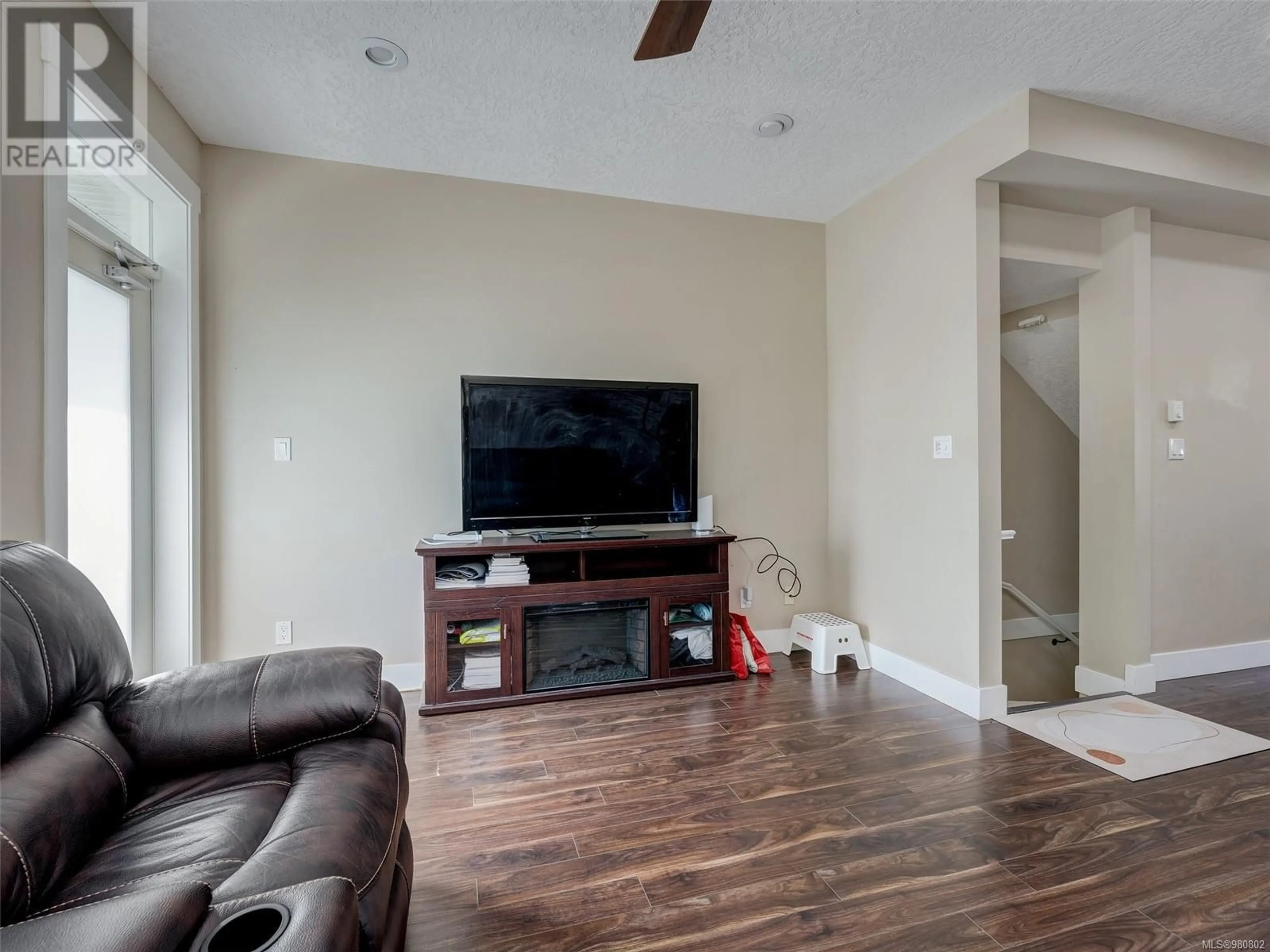 Living room, wood floors for 6 2918 Shelbourne St, Victoria British Columbia V8R4M6