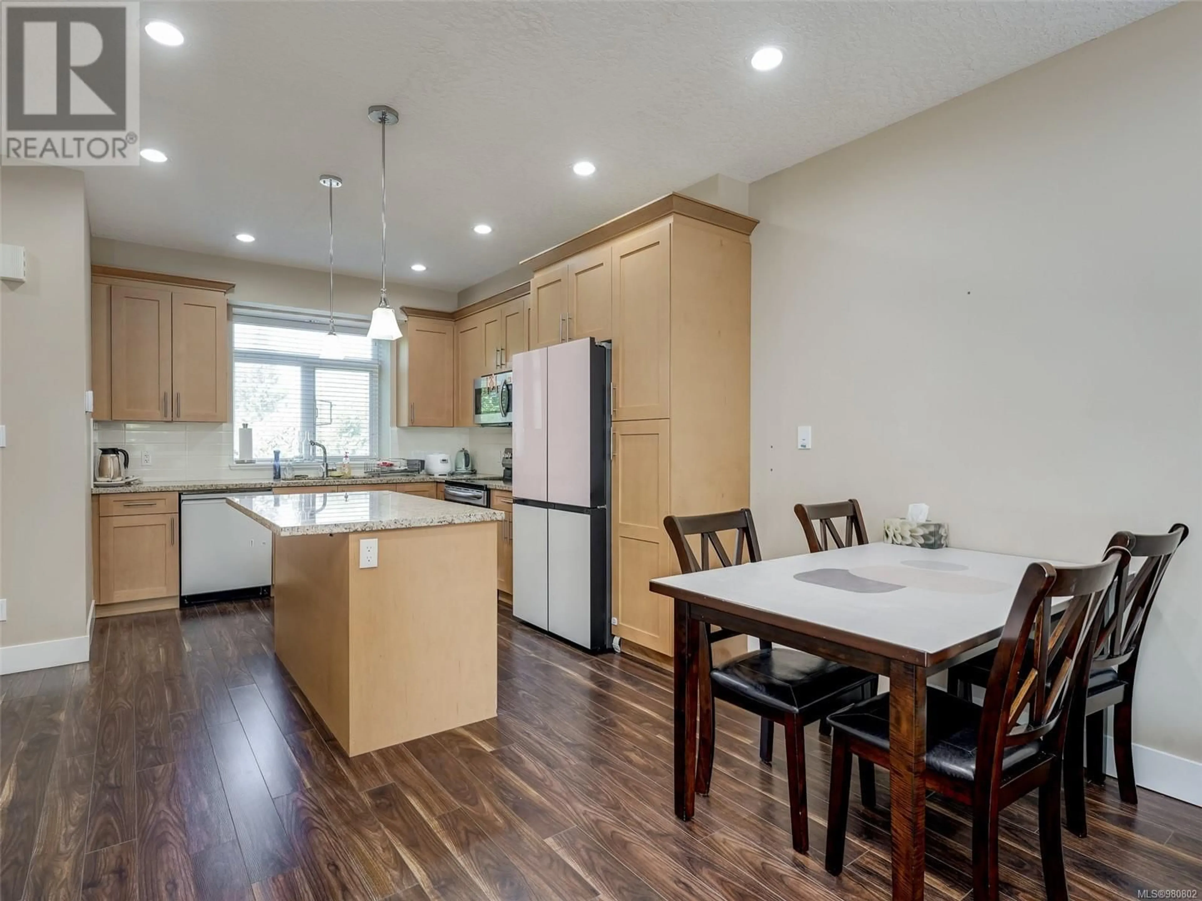 Open concept kitchen for 6 2918 Shelbourne St, Victoria British Columbia V8R4M6