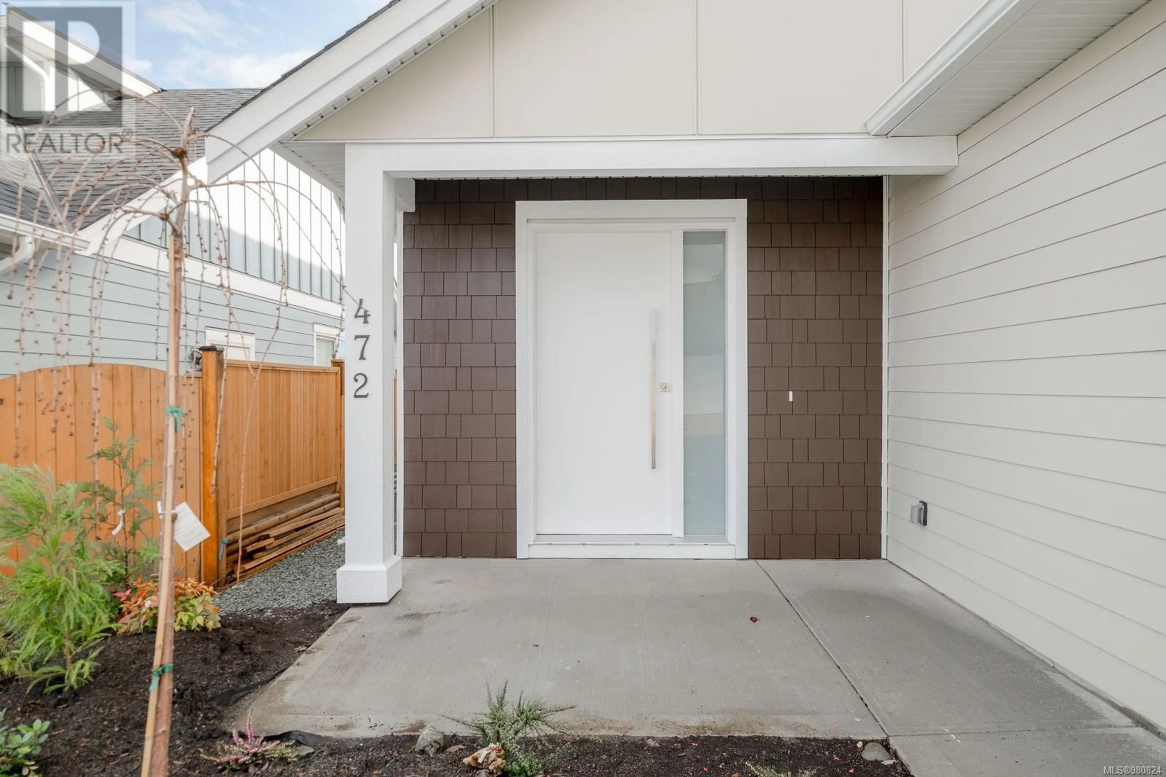 Indoor entryway, cement floor for 472 Hampstead St, Parksville British Columbia V9P0G5