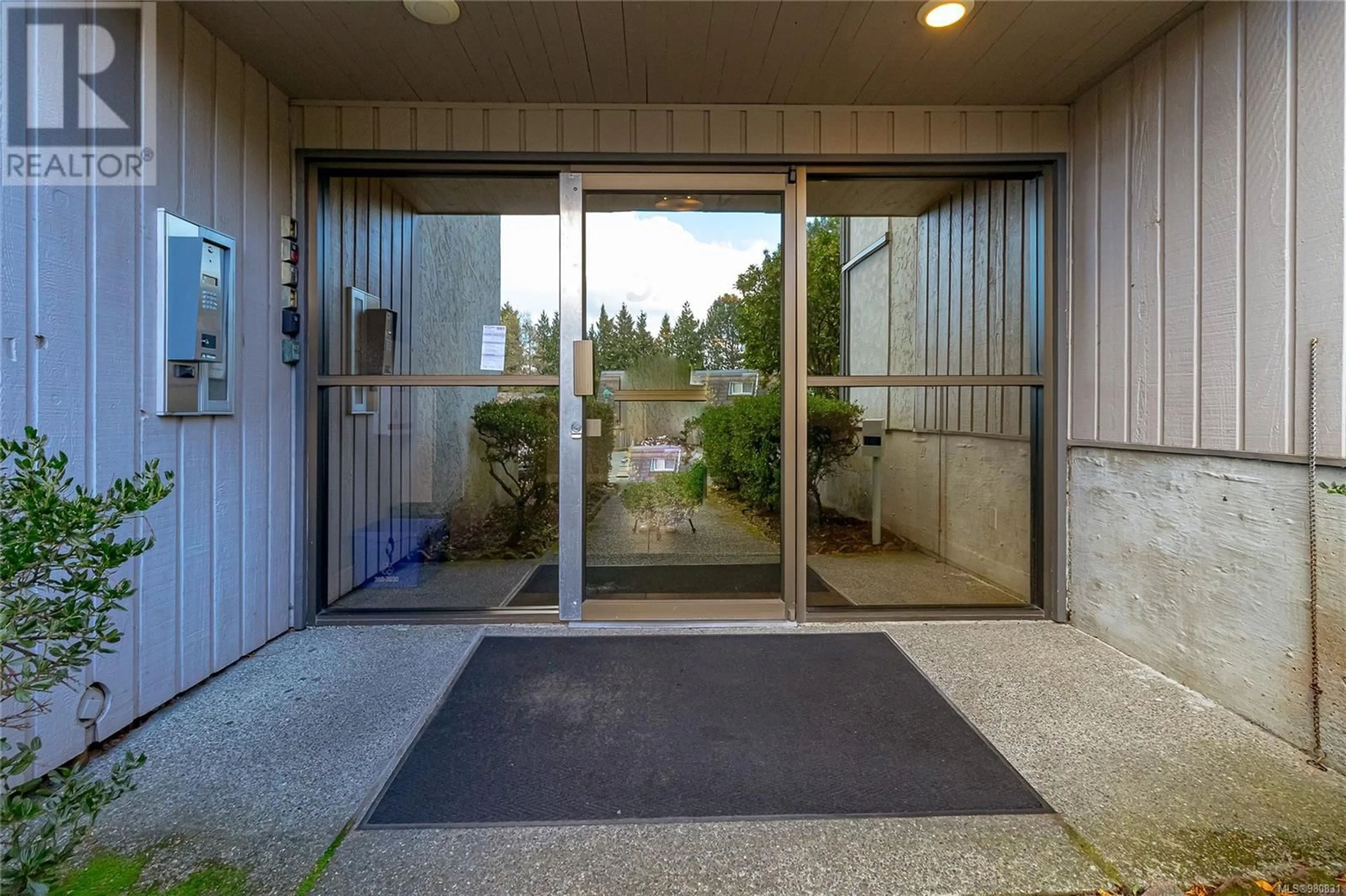 Indoor foyer, cement floor for 506 3252 Glasgow Ave, Saanich British Columbia V8X1M2