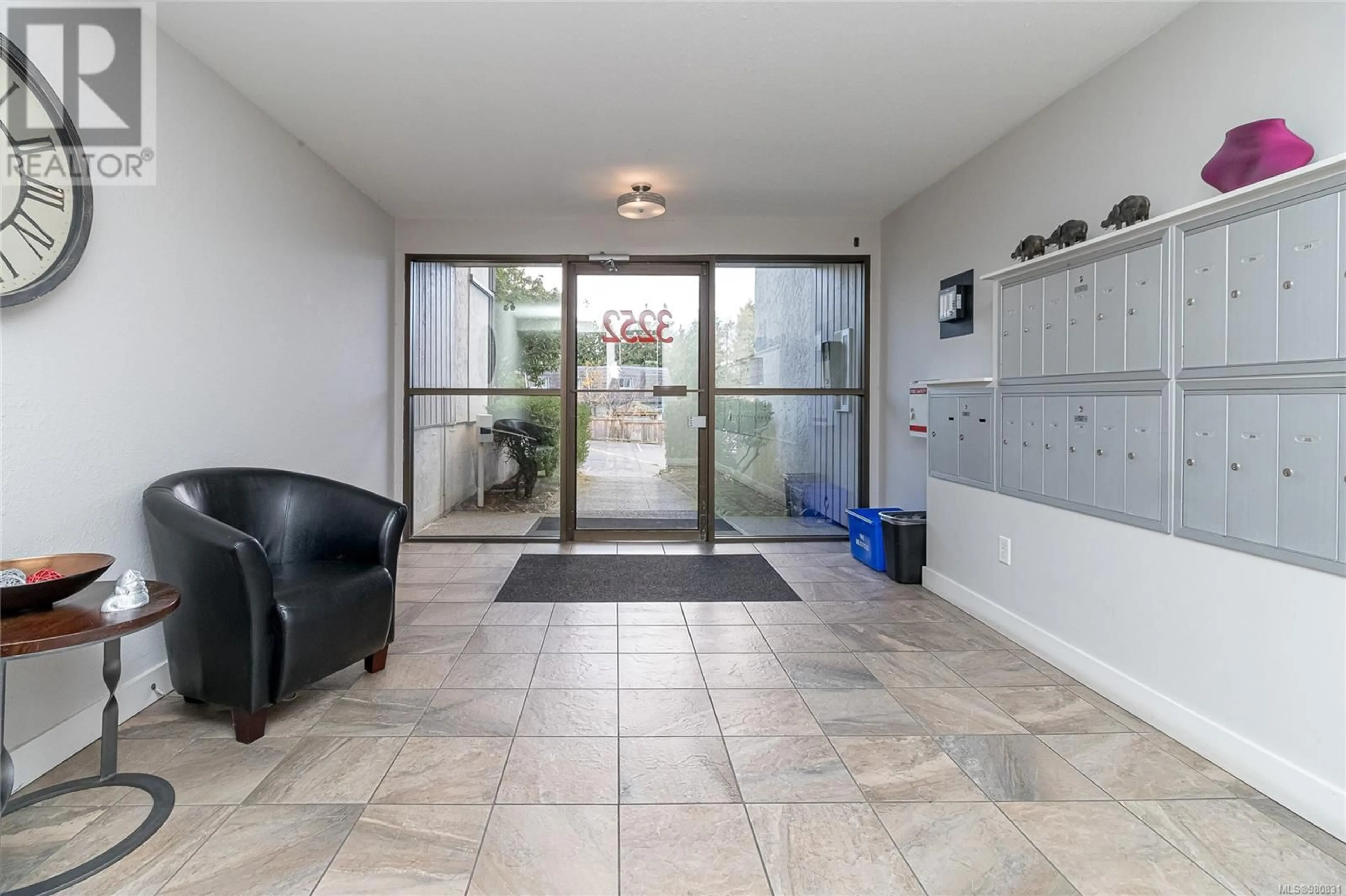 Indoor foyer, cement floor for 506 3252 Glasgow Ave, Saanich British Columbia V8X1M2