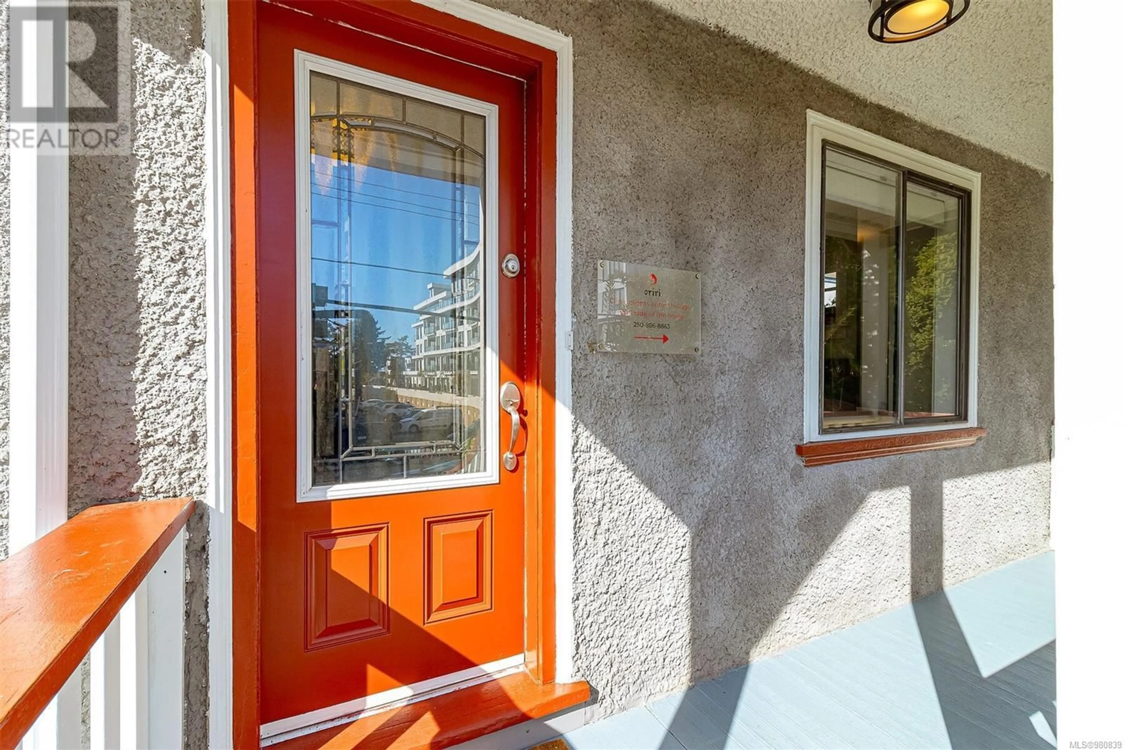 Indoor entryway for 888 Dunsmuir Rd, Esquimalt British Columbia V9A5B7