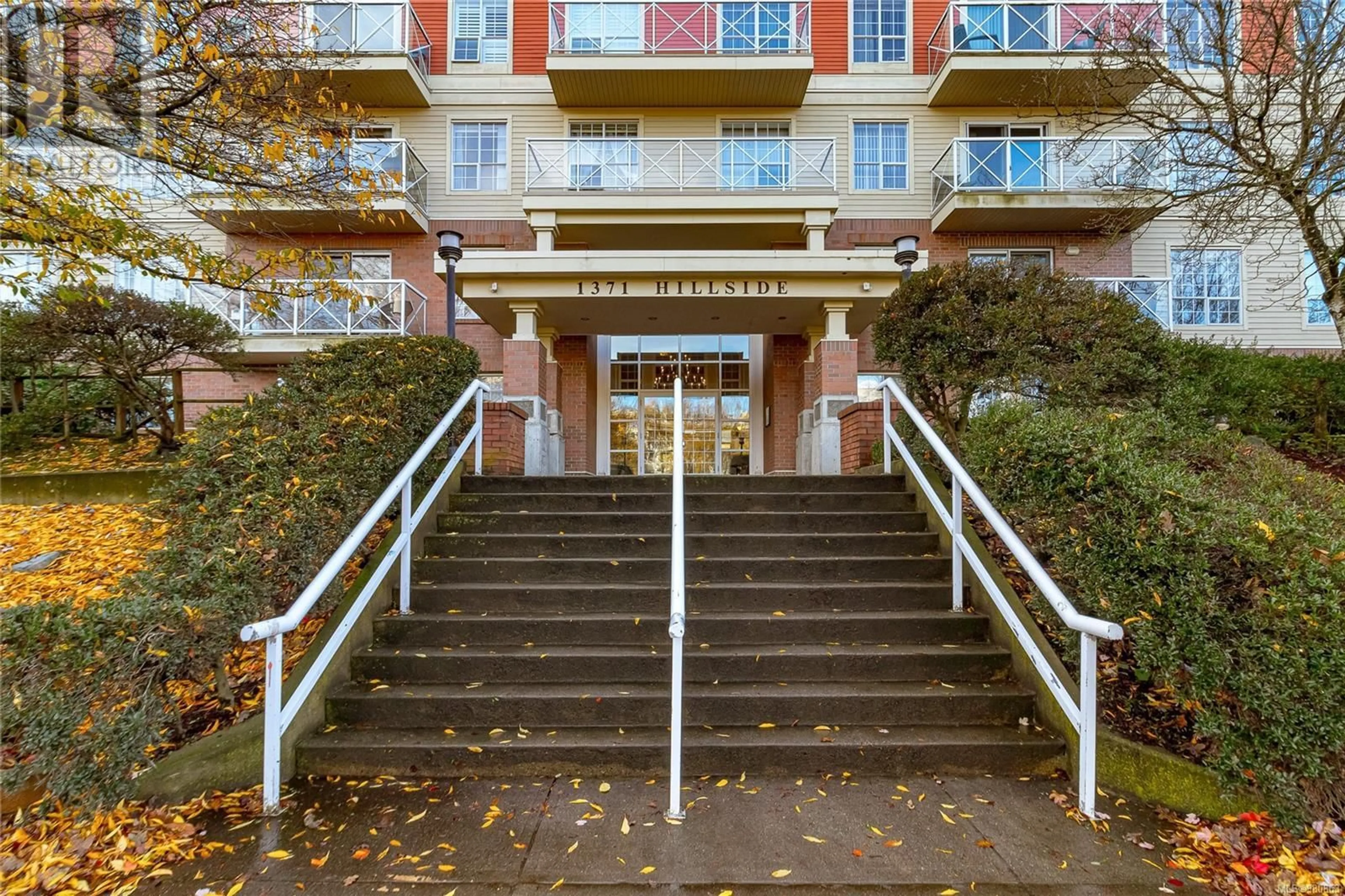 Stairs for 104 1371 Hillside Ave, Victoria British Columbia V8T2B3