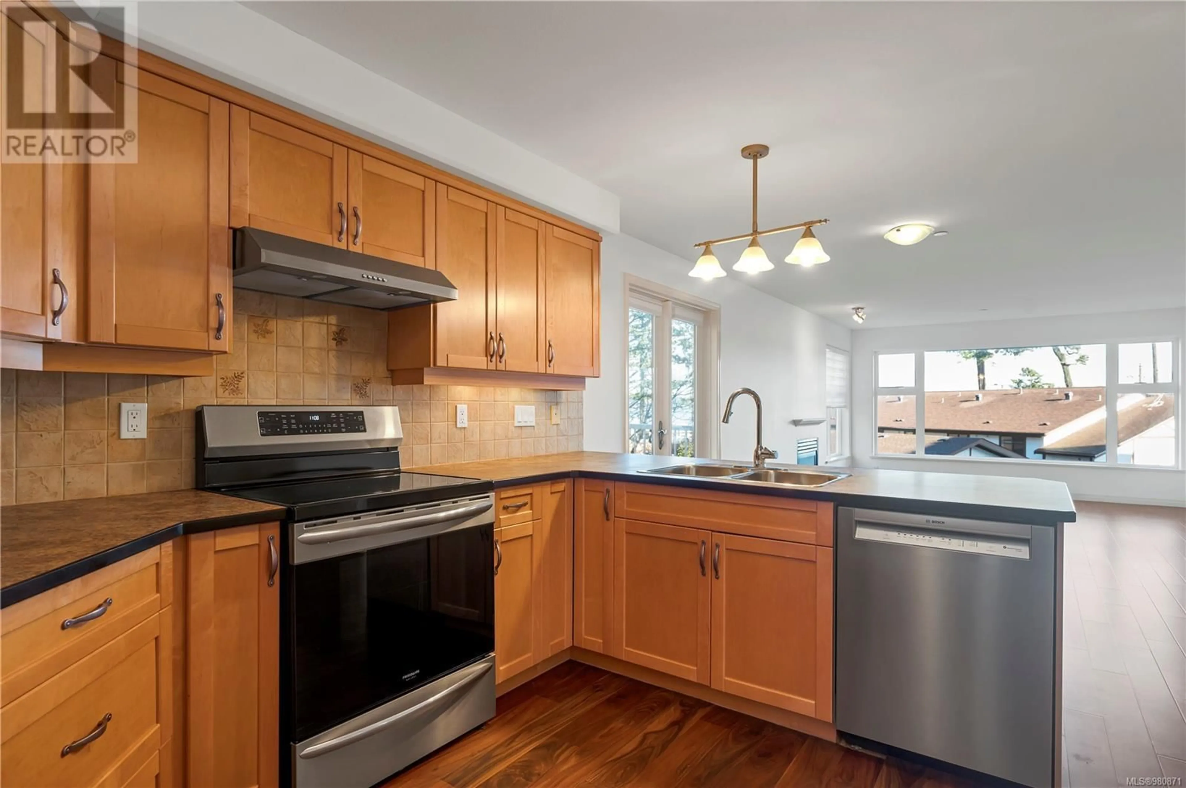 Standard kitchen, wood floors, cottage for 214 350 Island Hwy S, Campbell River British Columbia V9W1A5