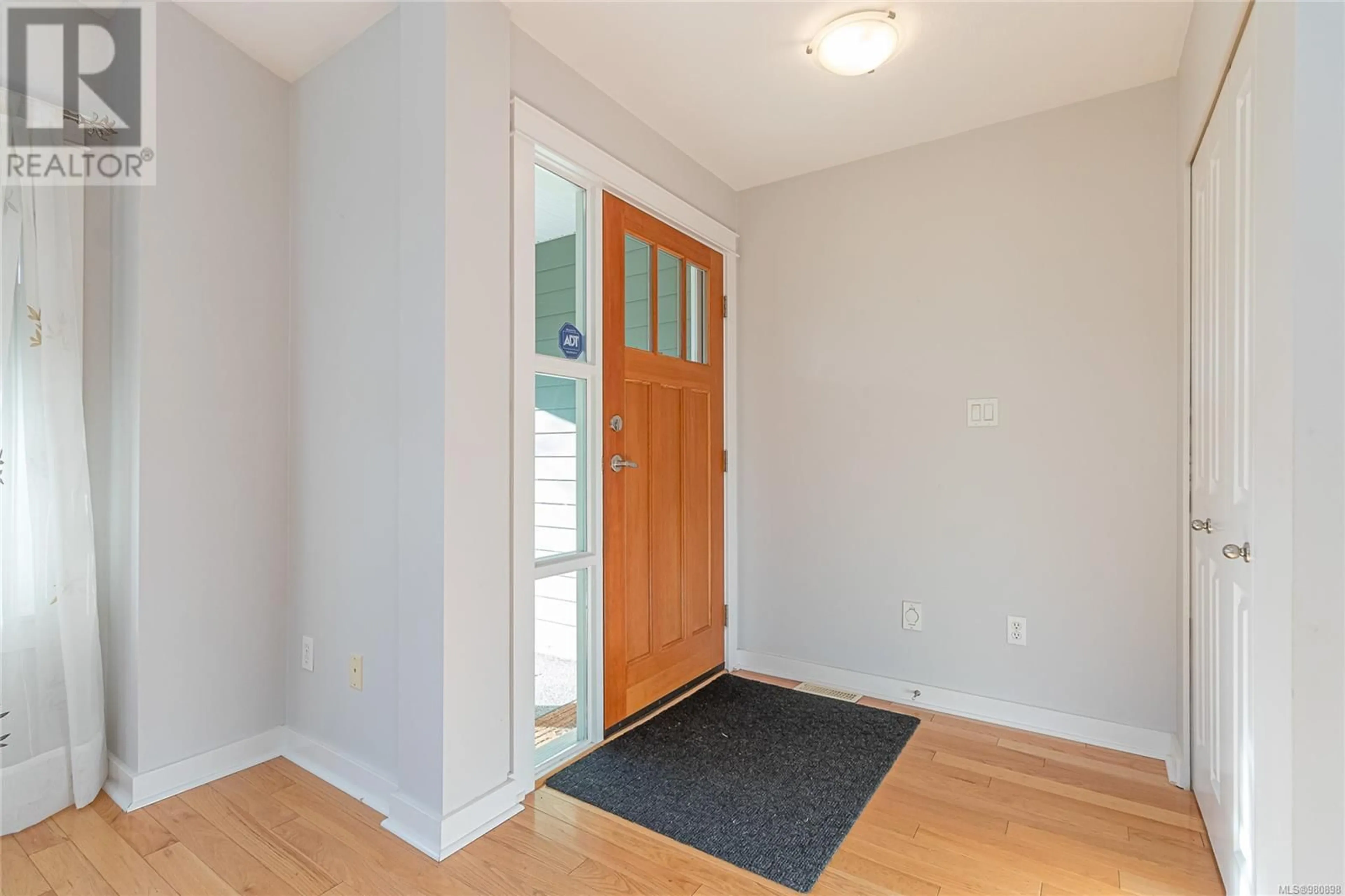 Indoor entryway, wood floors for 442 Day Pl, Parksville British Columbia V9P1Z6