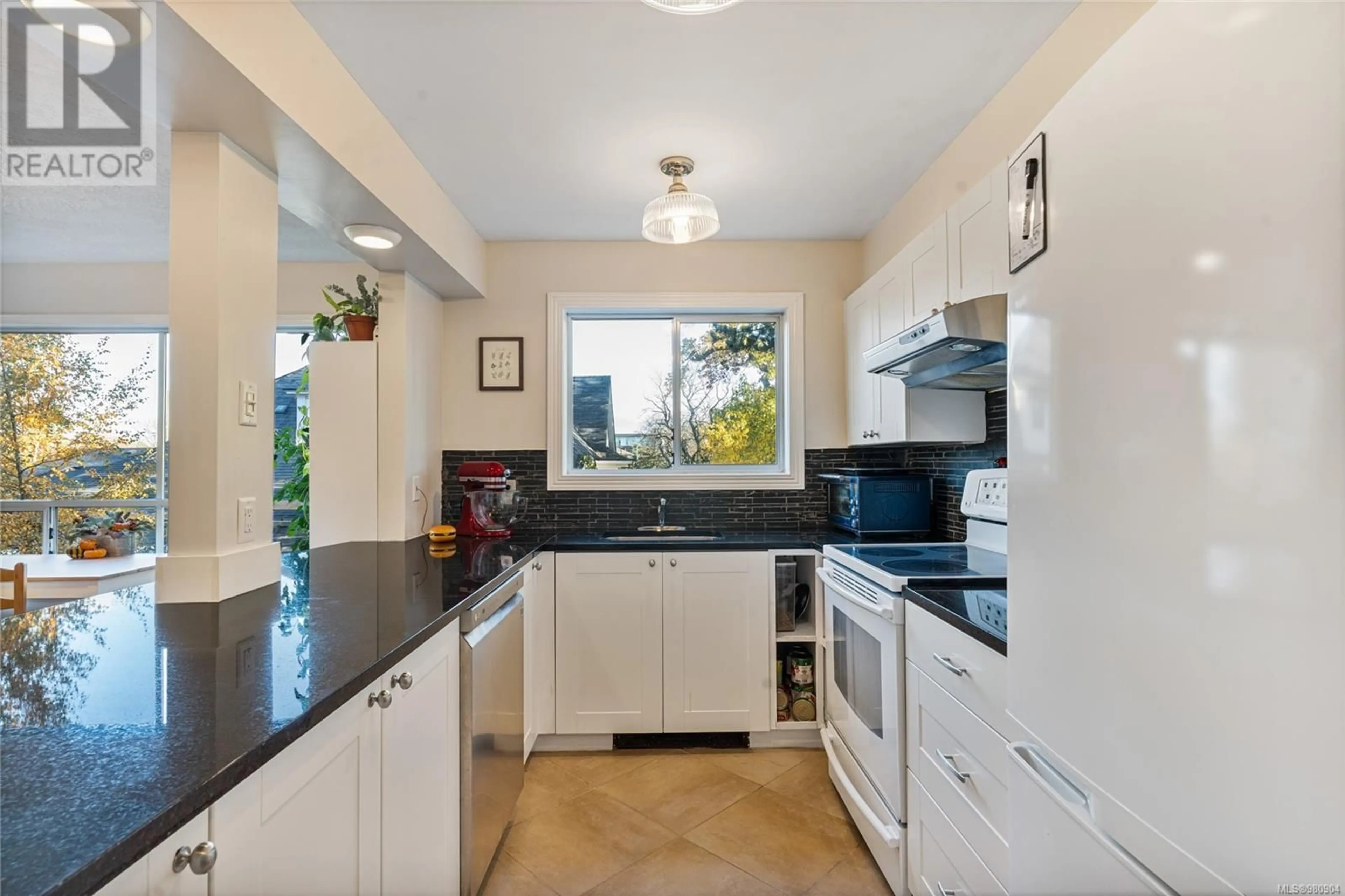 Standard kitchen, wood floors, cottage for 204 1714 Fort St, Victoria British Columbia V8R1J2