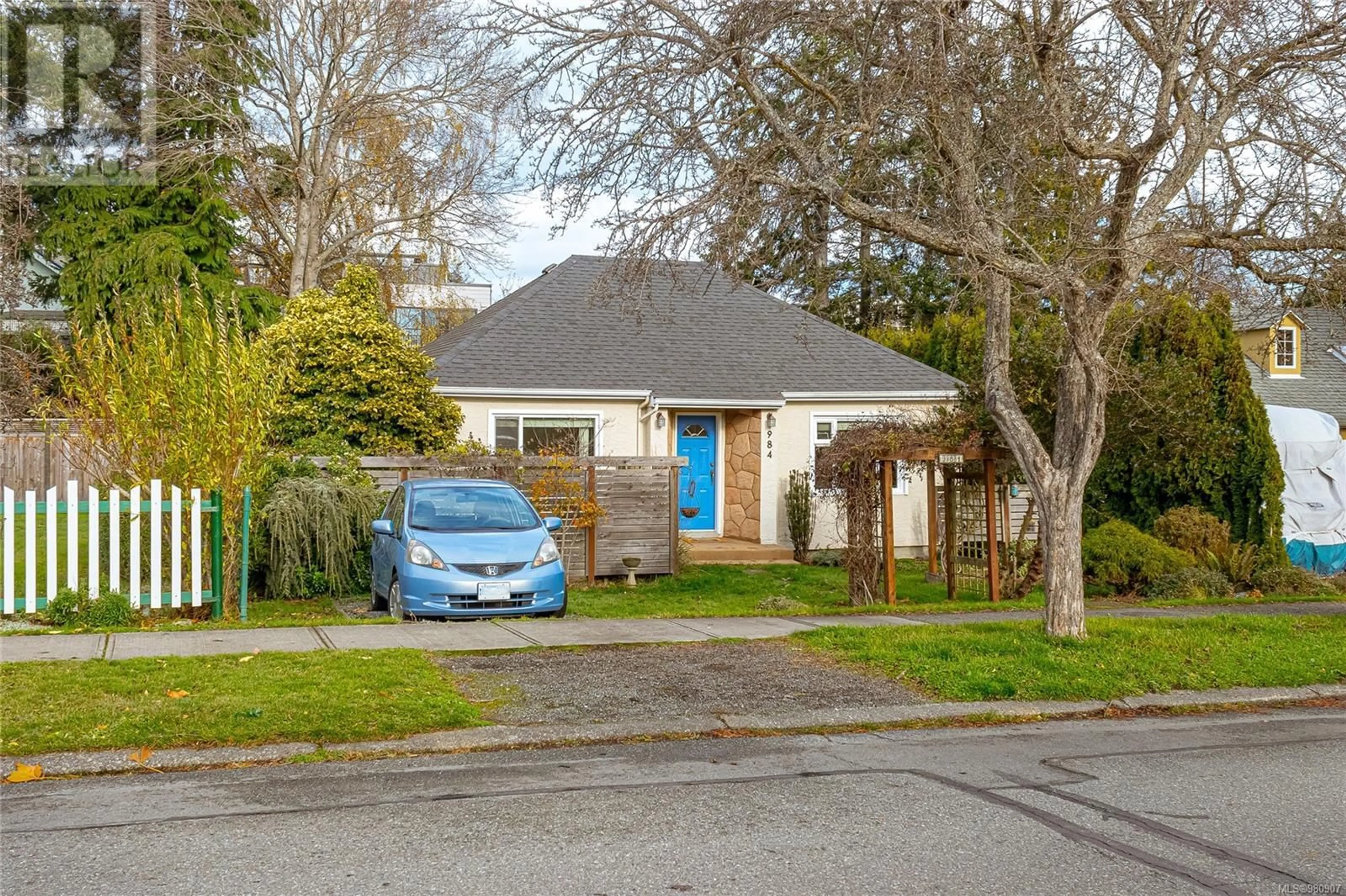 Frontside or backside of a home, the street view for 984 Dunsmuir Rd, Esquimalt British Columbia V9A5C3