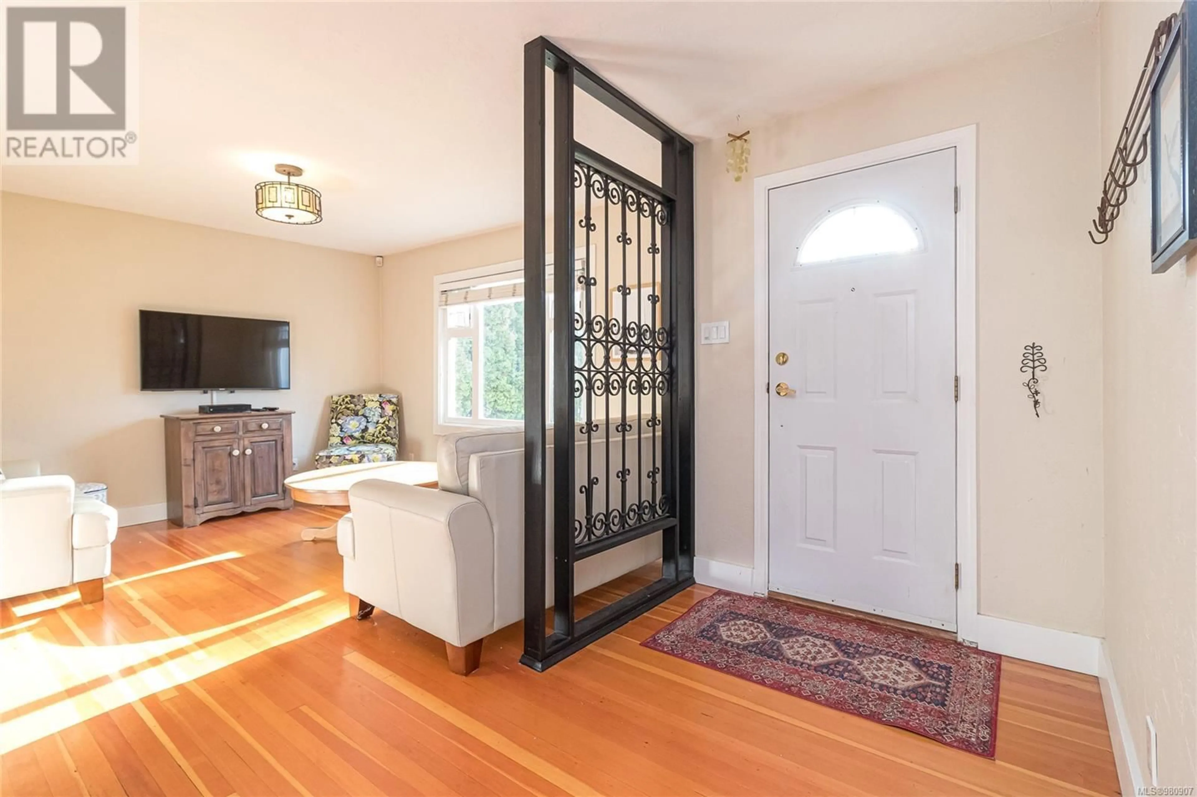 Indoor entryway, wood floors for 984 Dunsmuir Rd, Esquimalt British Columbia V9A5C3