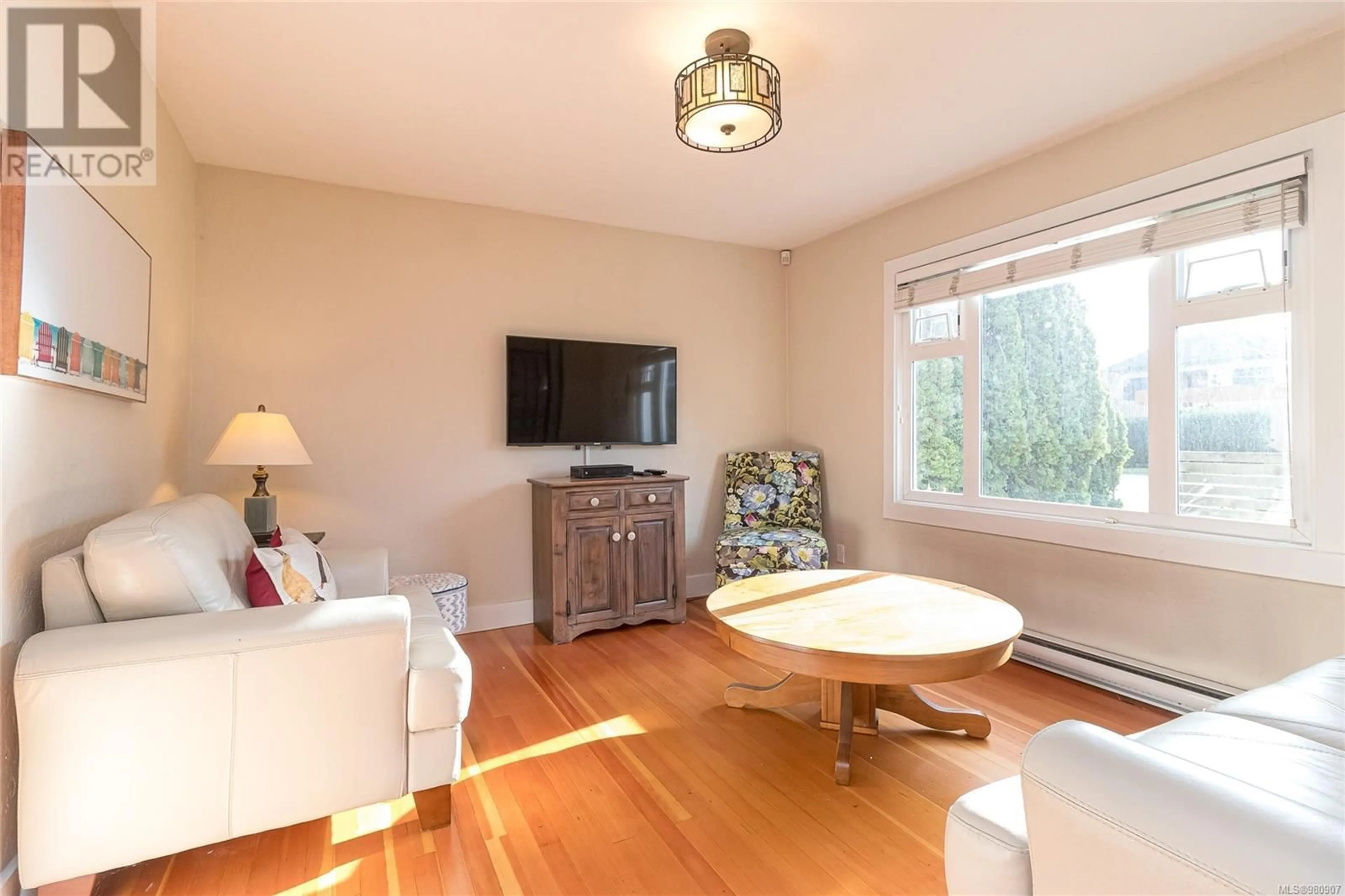 Living room, wood floors for 984 Dunsmuir Rd, Esquimalt British Columbia V9A5C3