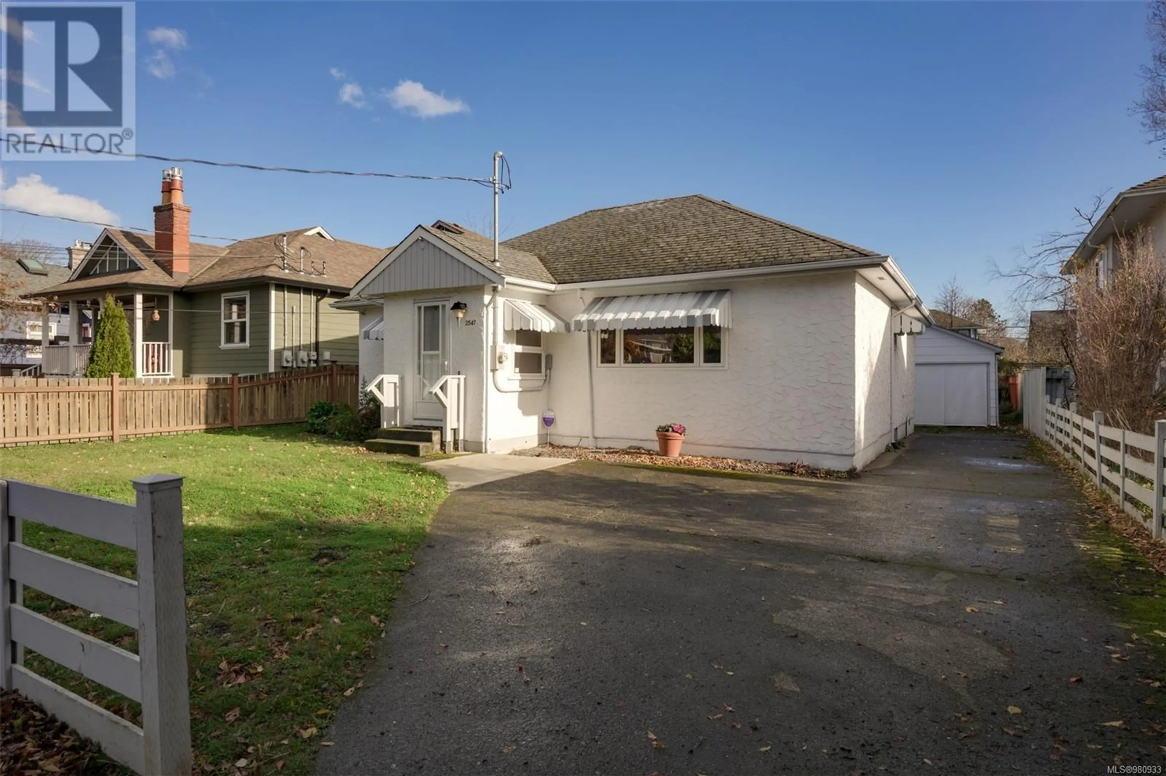 Frontside or backside of a home, cottage for 2547 Garden St, Victoria British Columbia V8T3G4