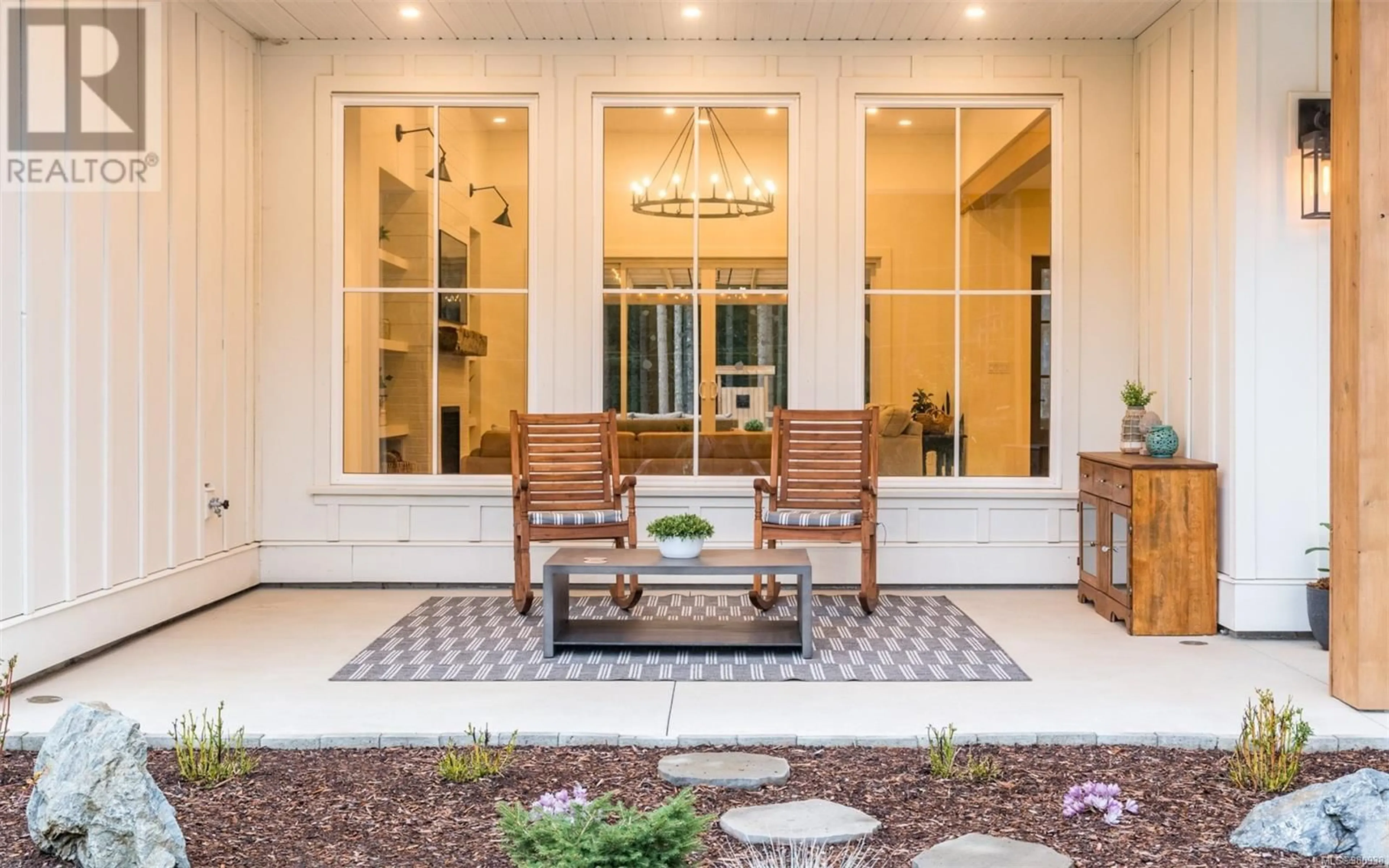 Indoor entryway, wood floors for 662 Gowlland Rd, Highlands British Columbia V9B6G5